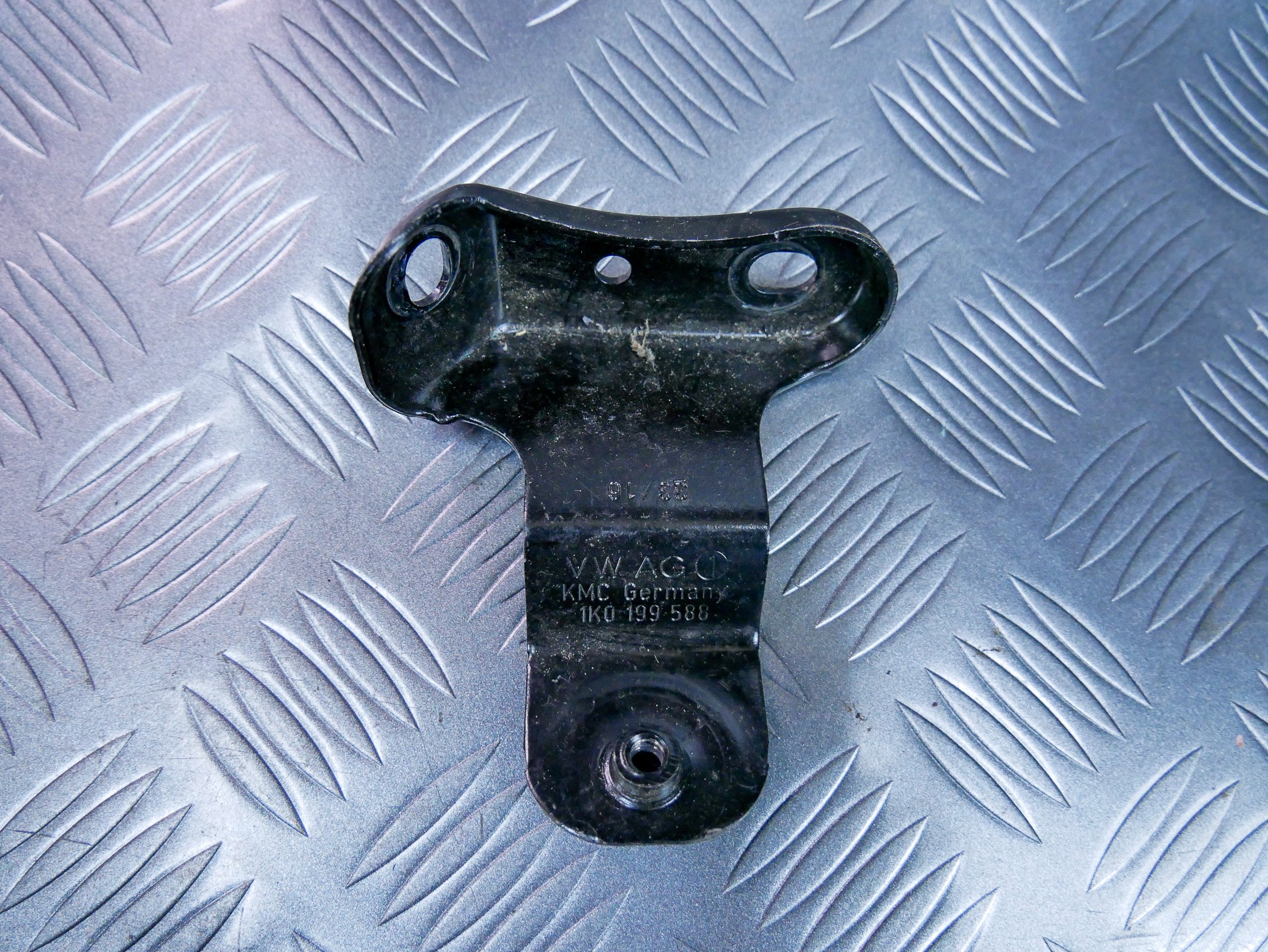 Łapa wspornik skrzyni 1K0199588 VW CADDY III IV