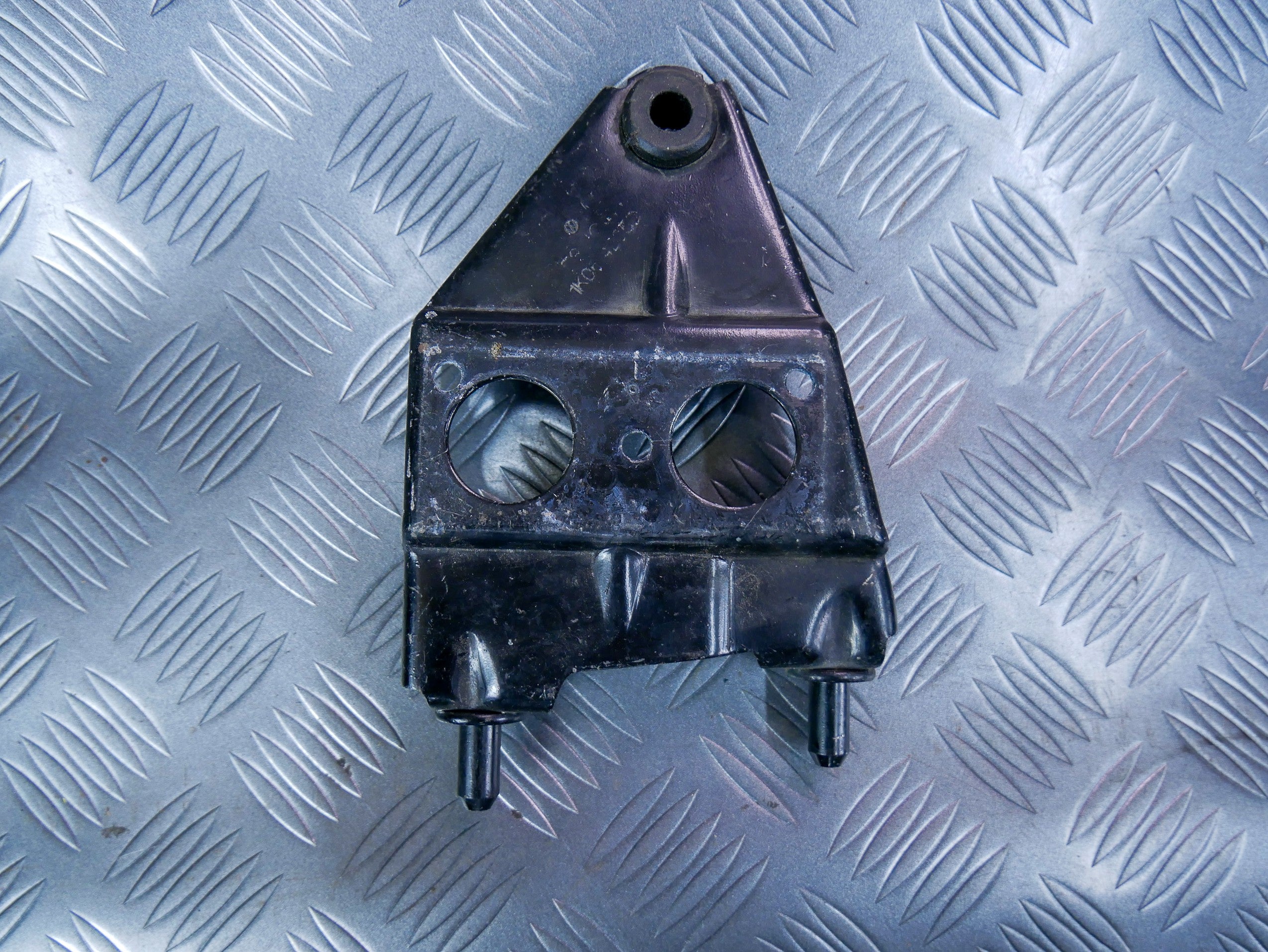 Wspornik mocowanie pompy ABS 2K5614235 VW CADDY III IV