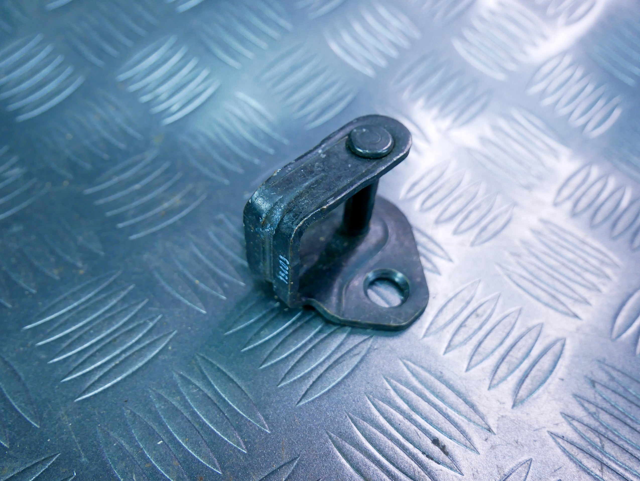 Rygiel zamek drzwi 2K0827512 VW CADDY III IV