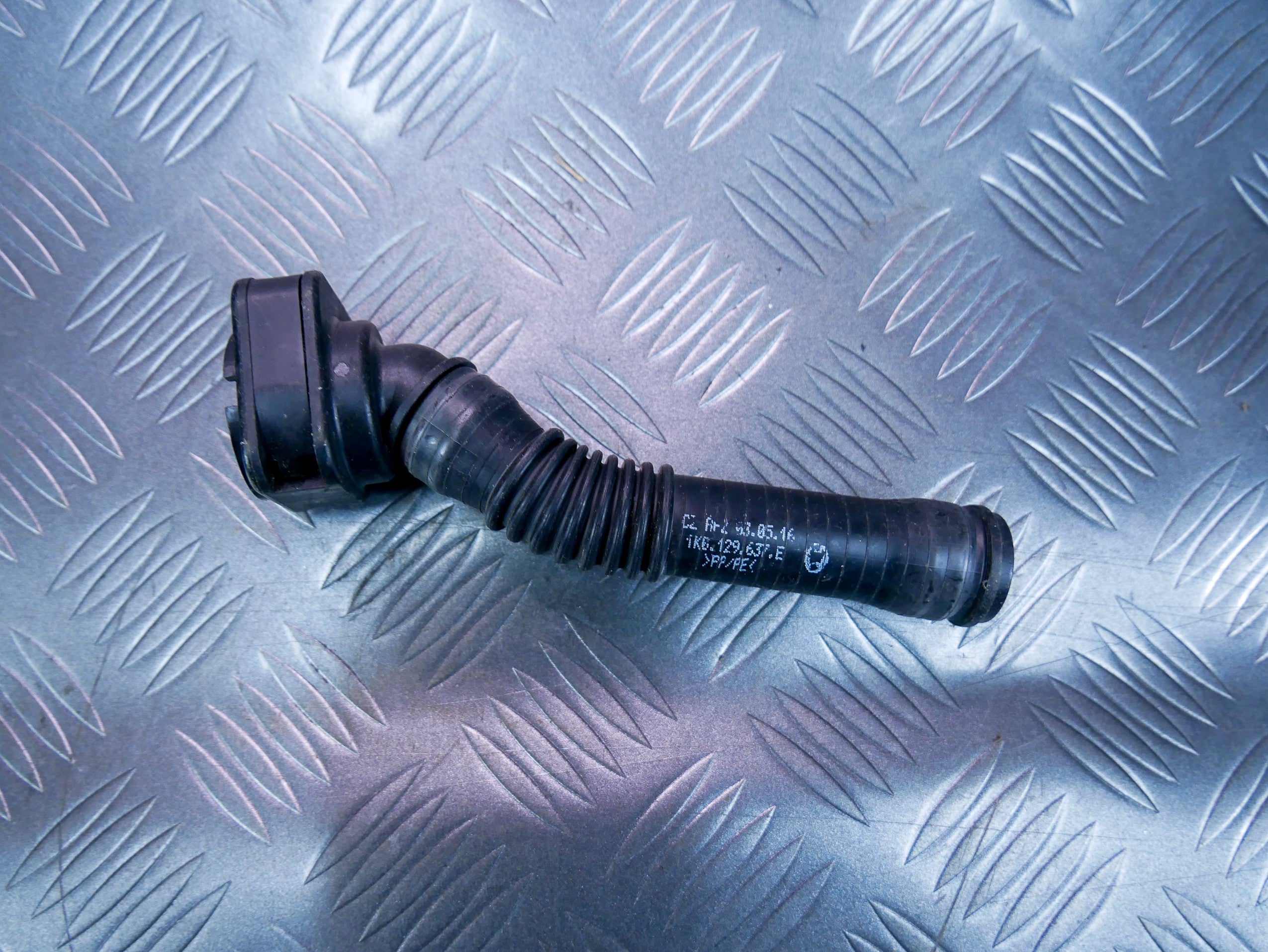 Rurka przewód filtra 1K0129637E VW CADDY III IV