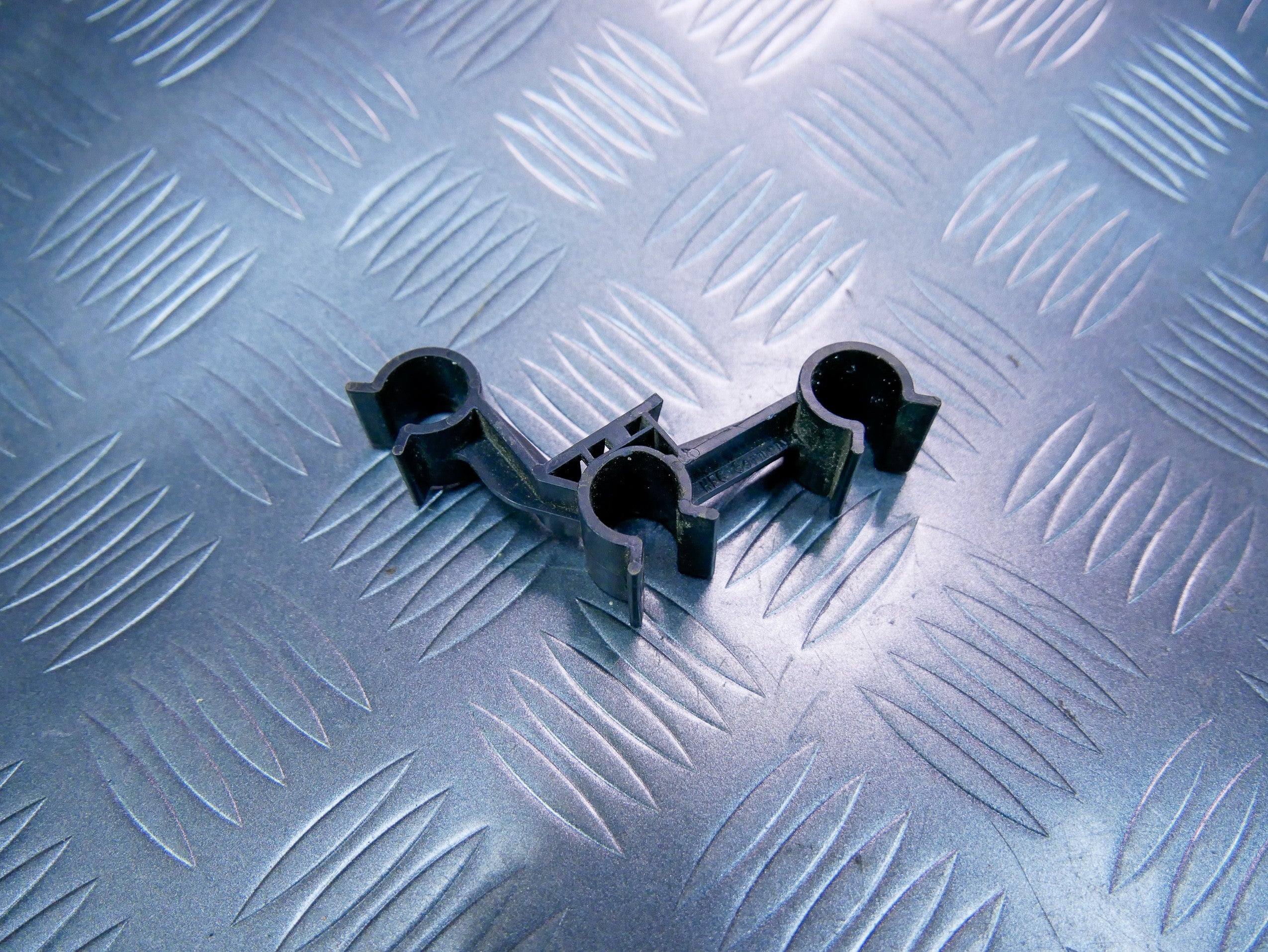 Uchwyt mocowanie przewodów paliwa 1K0133687E VW CADDY III IV