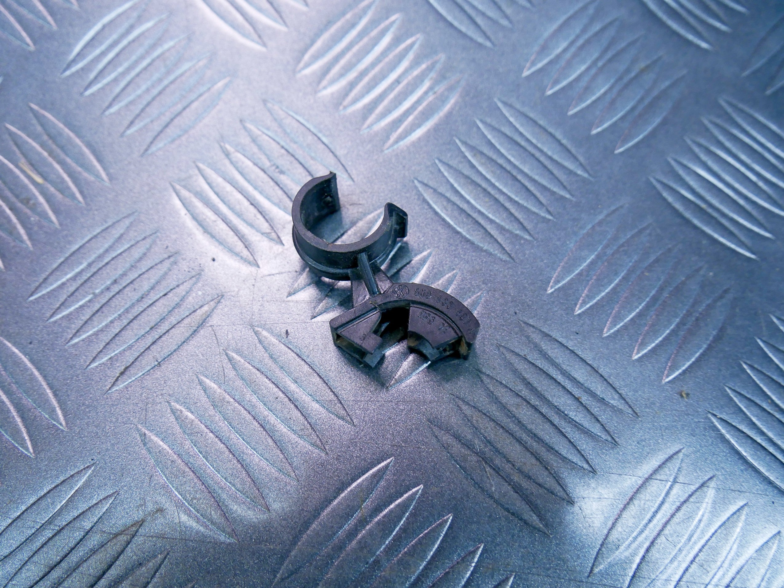 Uchwyt klamra mocowanie przewodów paliwa 5N0133687A VW CADDY III IV