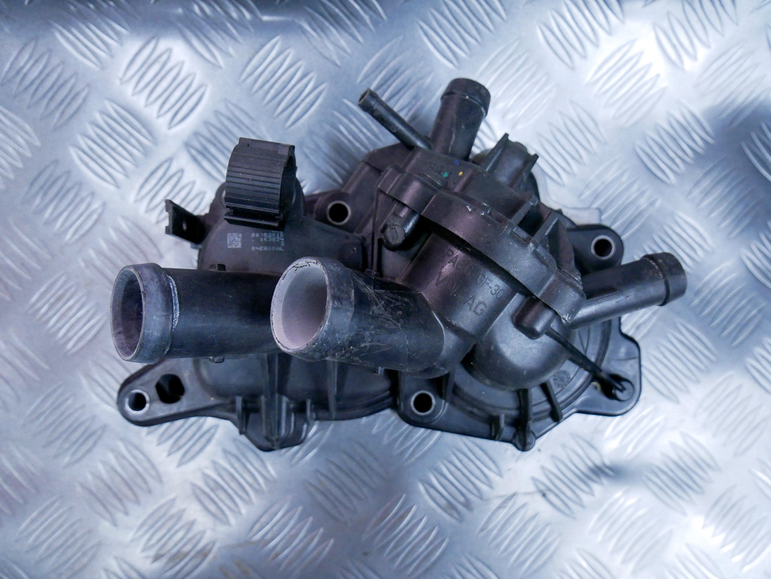 Pompa wody obudowa termostatu 04E121042M VW CADDY IV 1.4 TSI