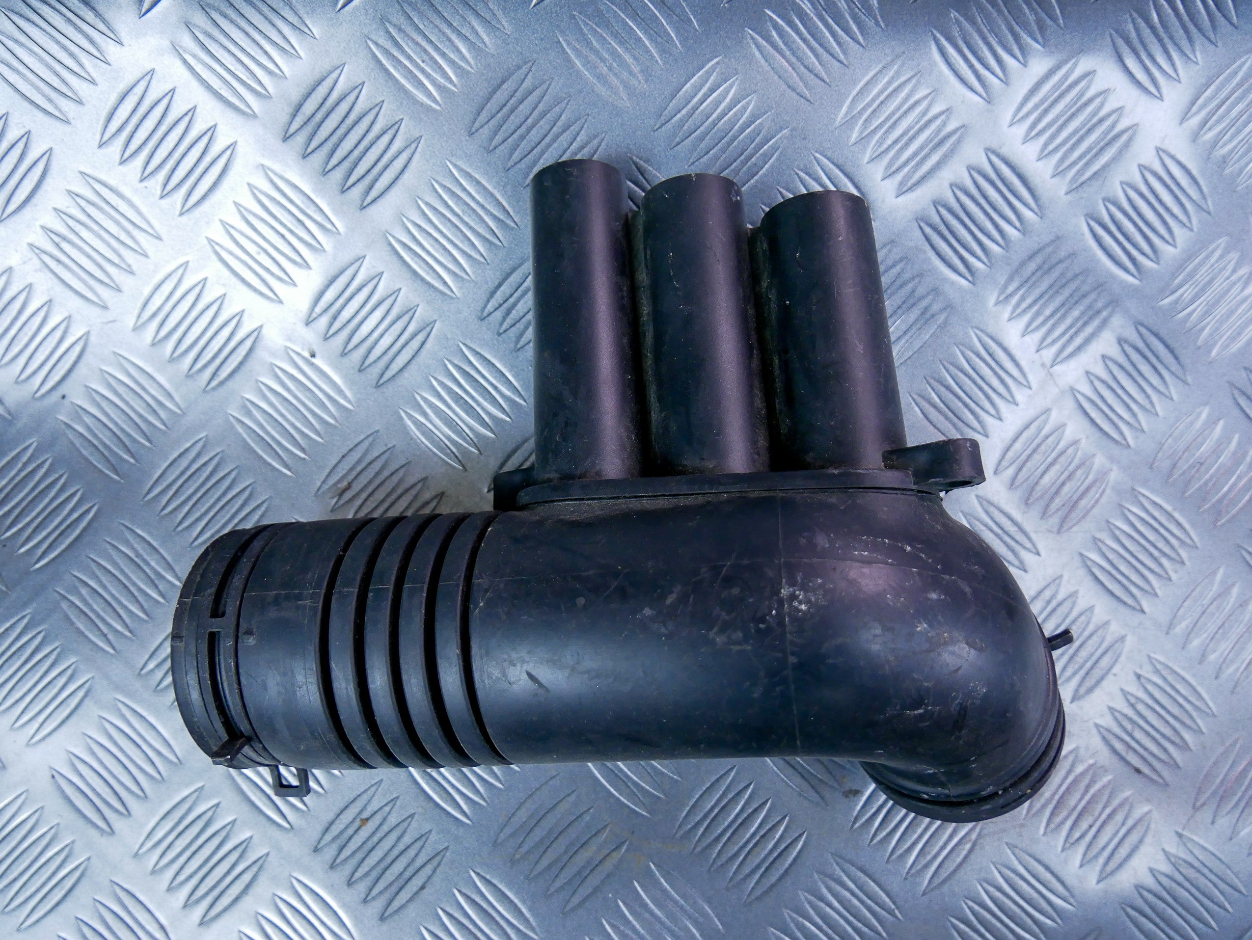 Rura ssąca dolotowa powietrza filtra 04E129651C VW CADDY IV 1.4 TSI