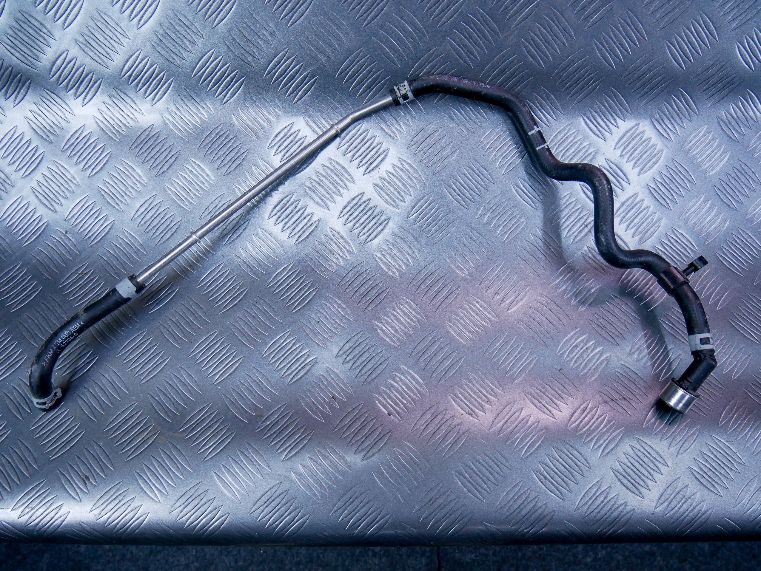 Rurka wąż przewód paliwa 04E133723CR VW CADDY III IV 1.4 TSI