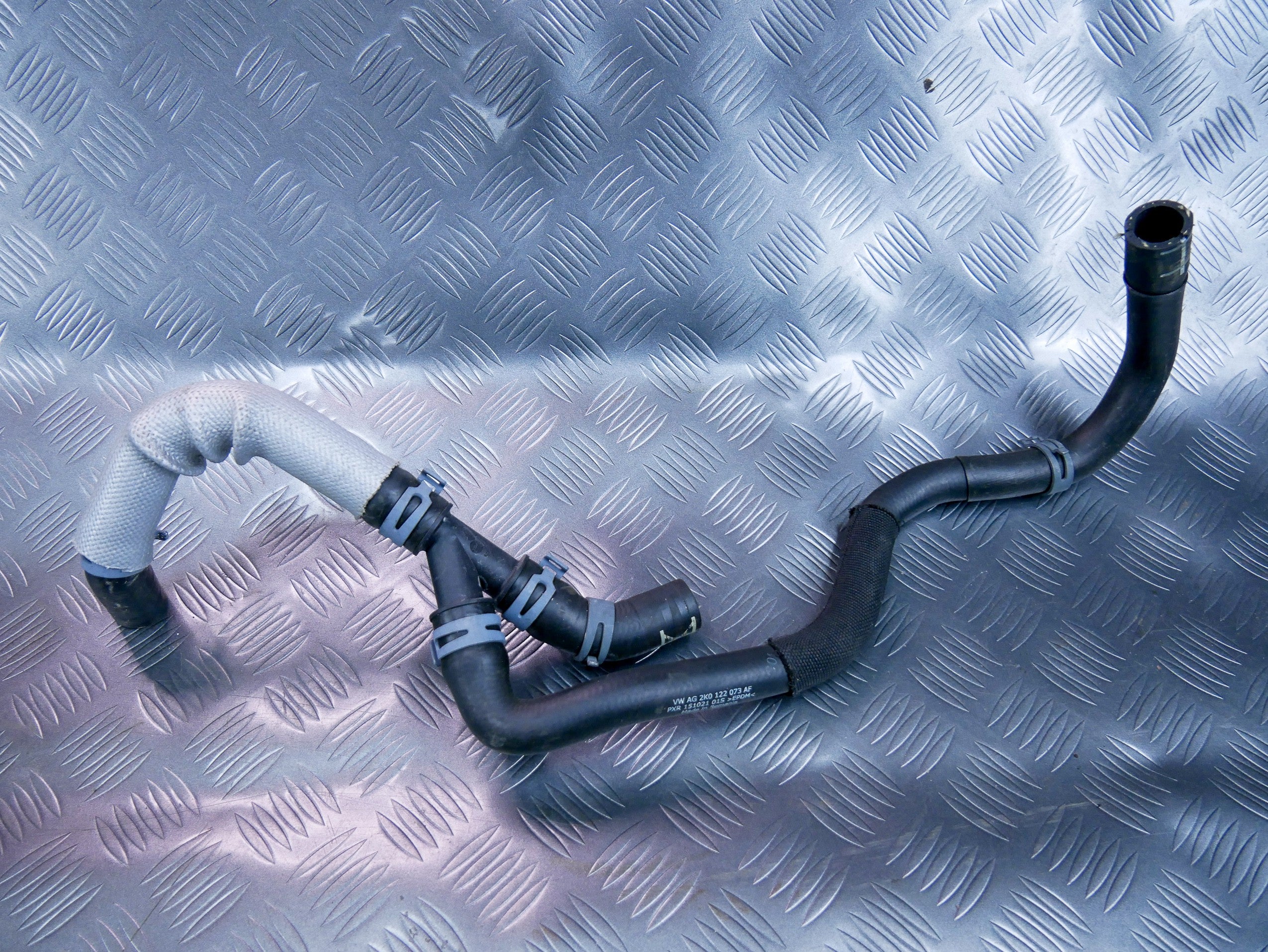 Przewód rura wąż wody 2K0122073AF VW CADDY IV 1.4 TSI