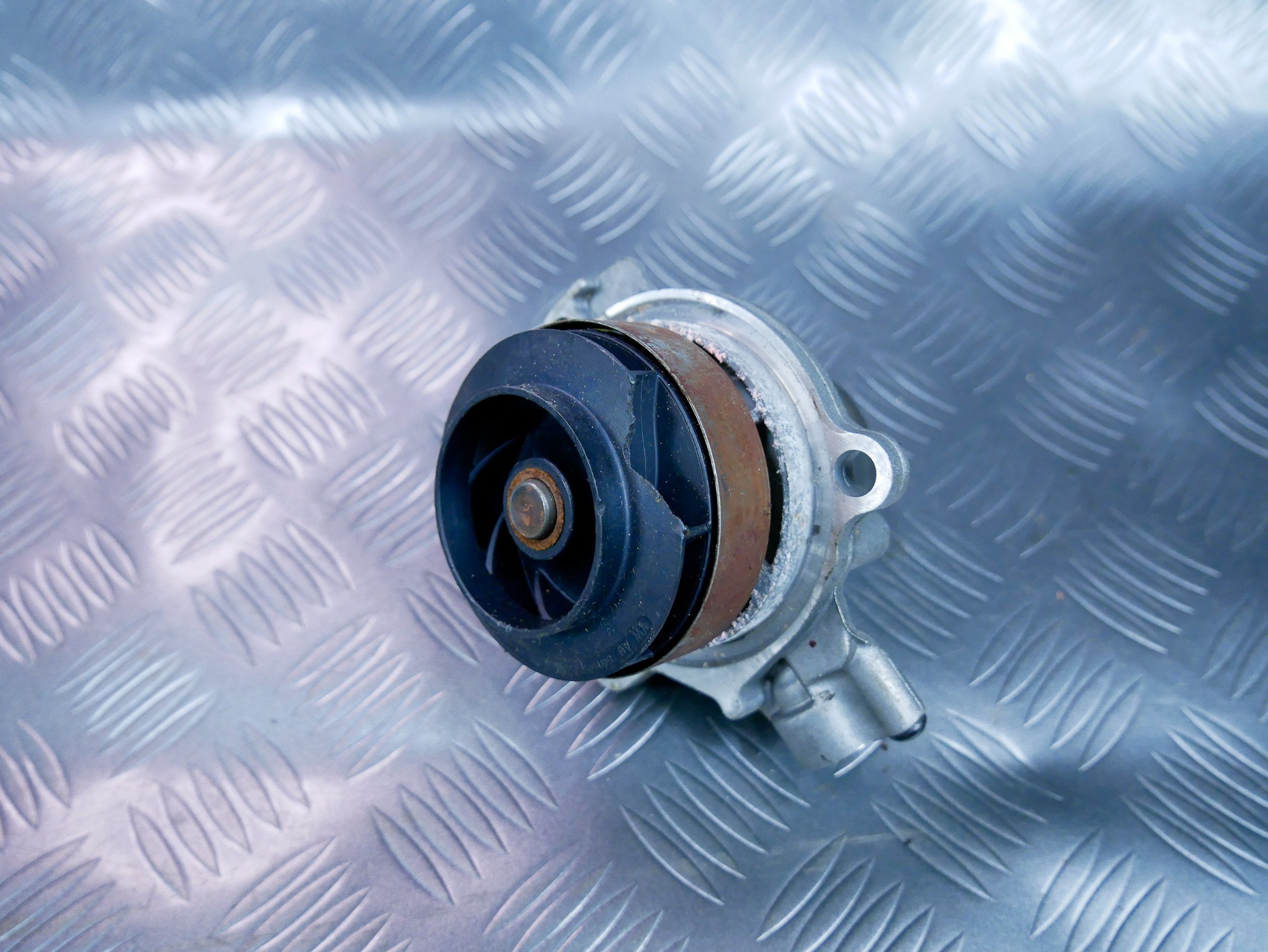 Pompa wody 04L121011E VW CADDY IV 2.0 TDI