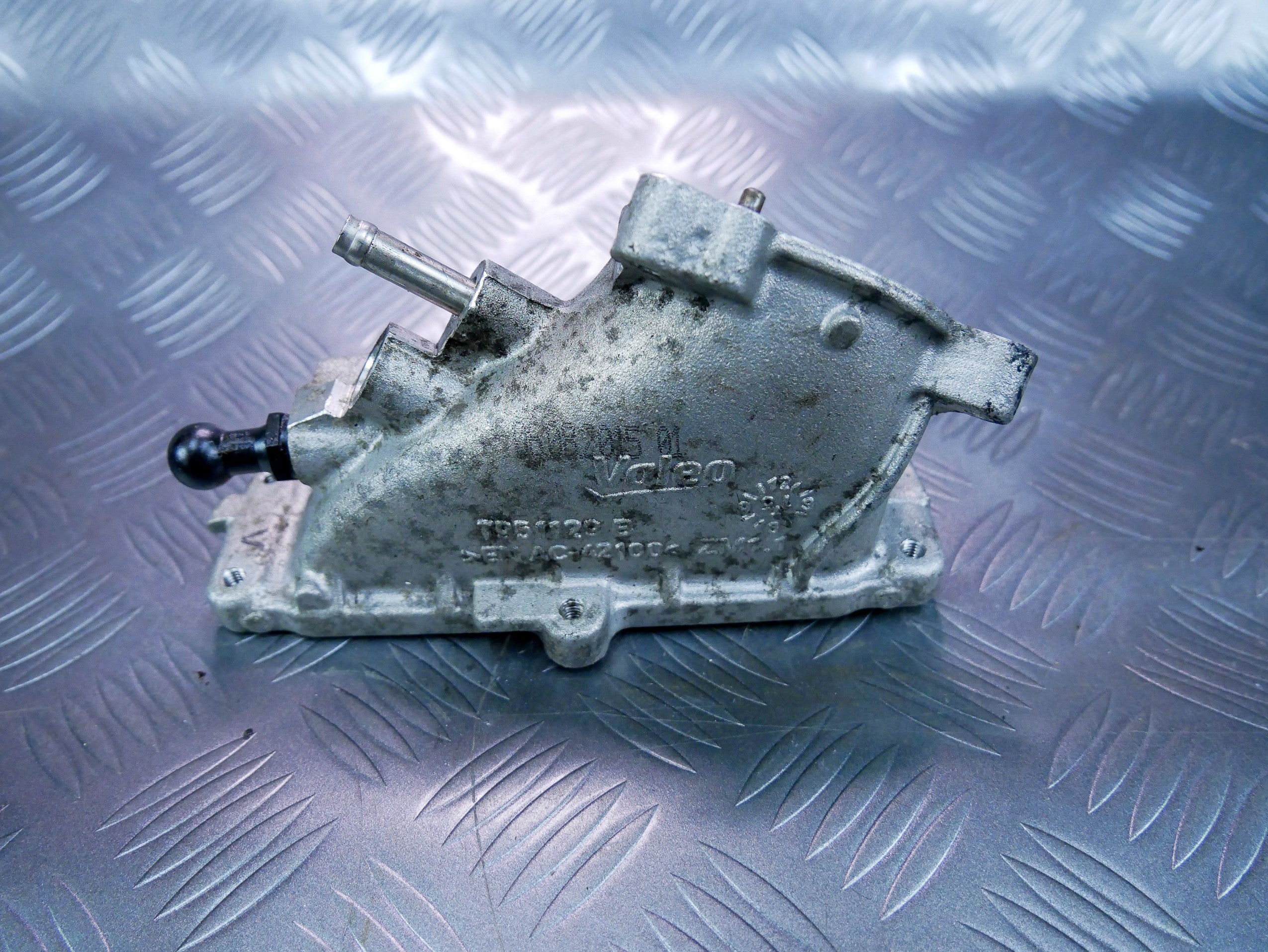 Króciec kanał kolektora przepustnicy 03N128637A VW CADDY IV 2.0 TDI