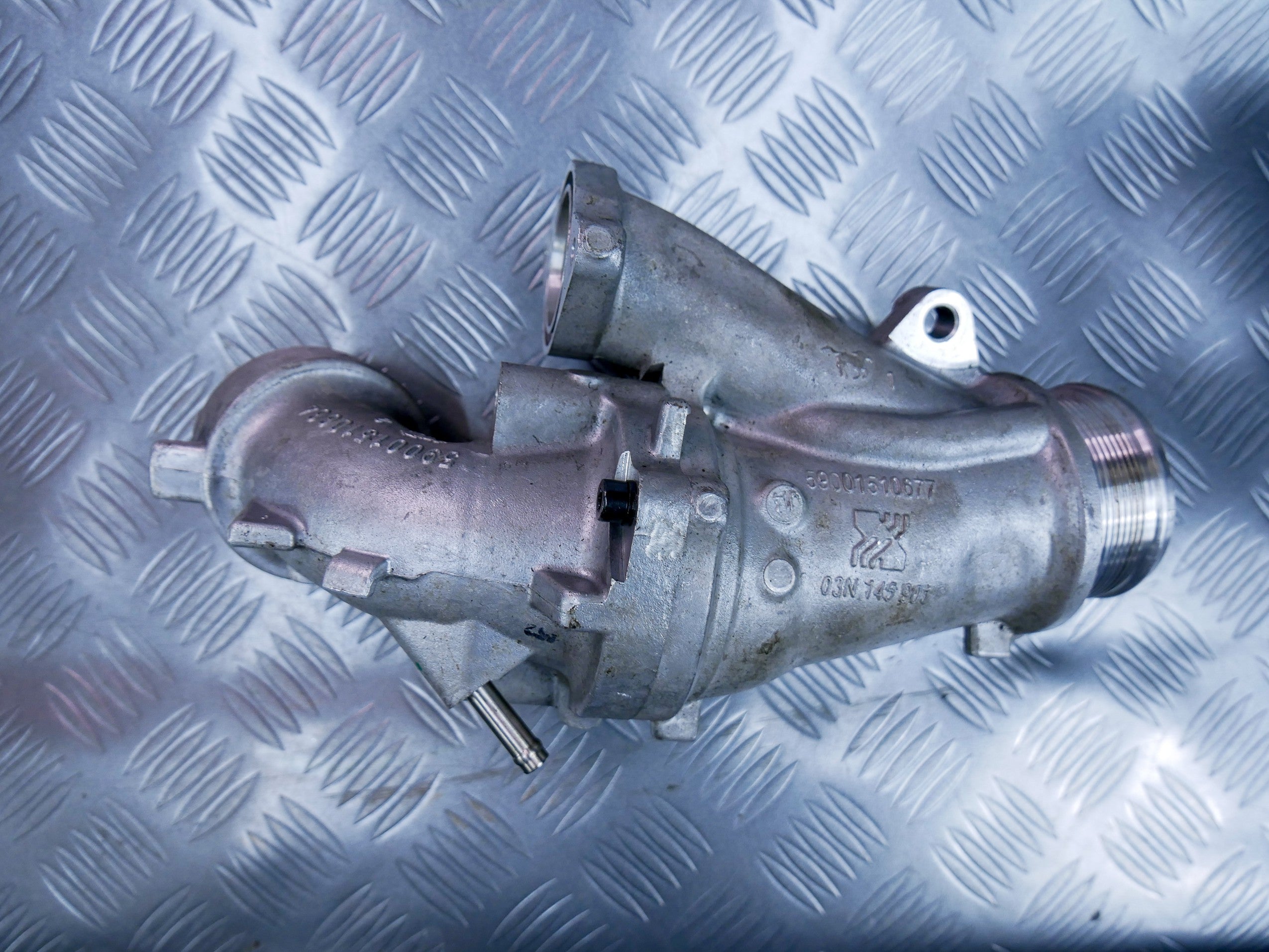 Rura króciec turbiny 03N145901 VW CADDY IV 2.0 TDI