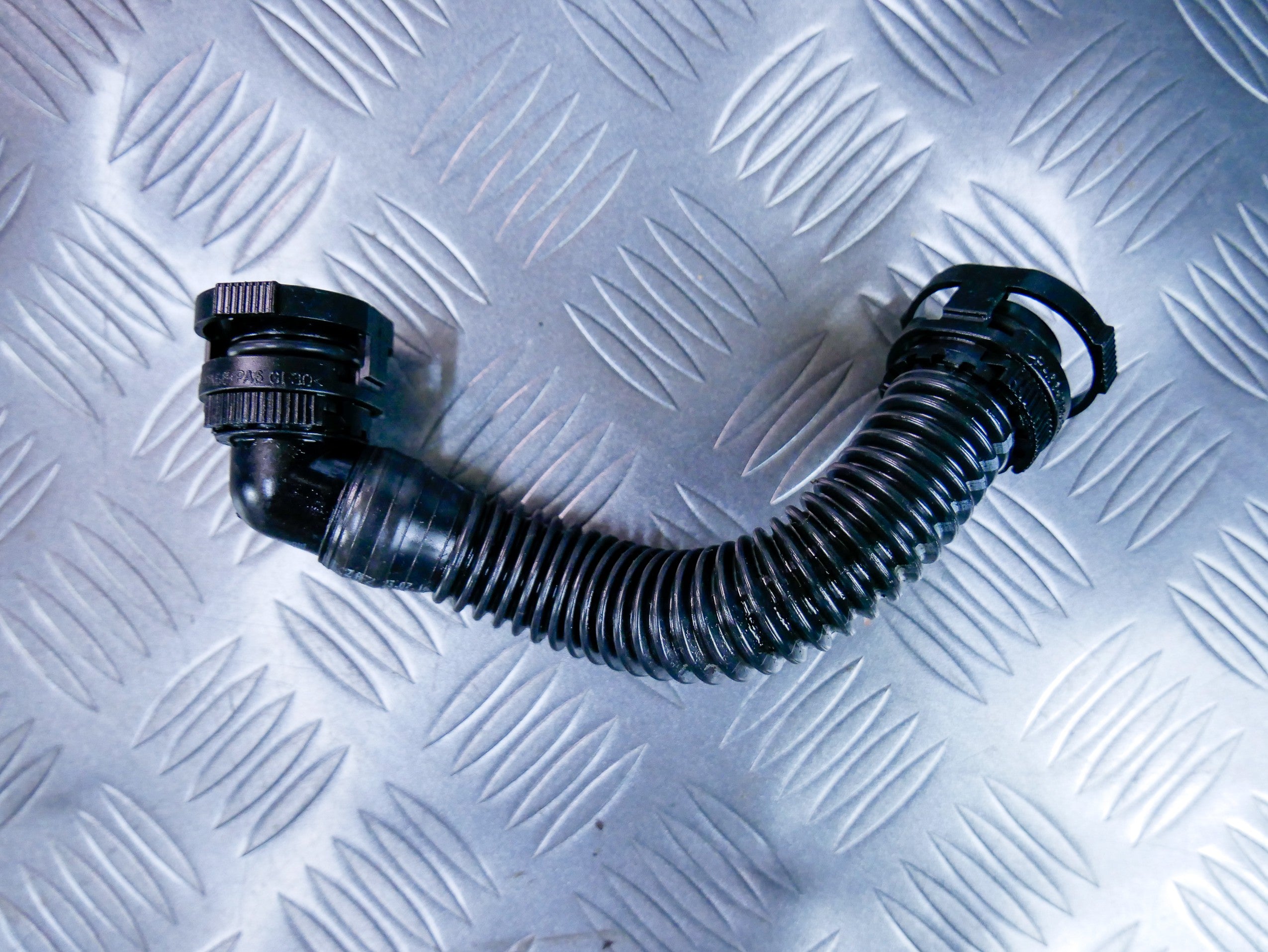 Rurka odpowietrzająca 04L103493 VW CADDY IV 2.0 TDI