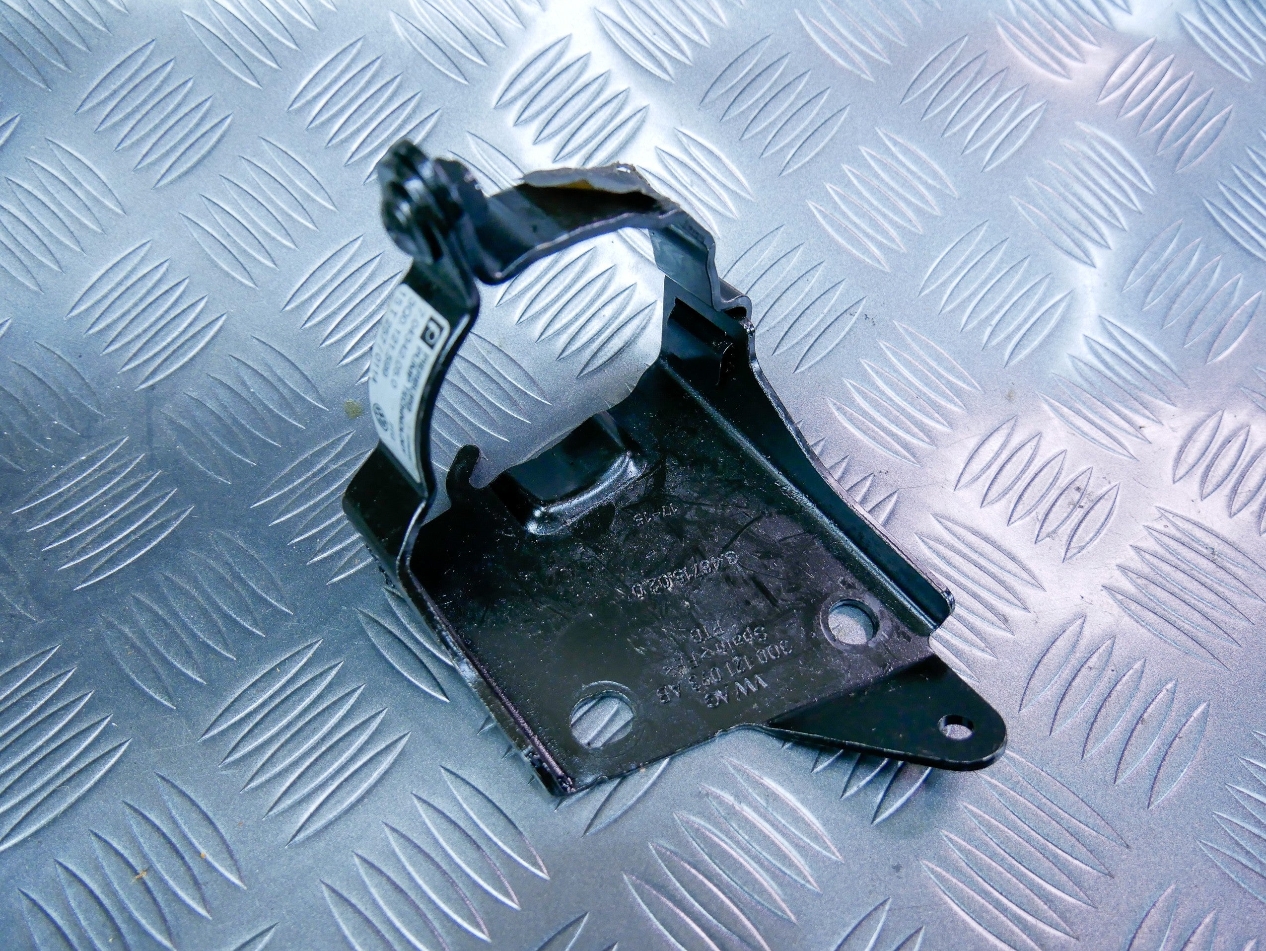 Wspornik mocowanie pompy wody 3Q0121591J 3Q0121093AE CADDY IV 2.0 TDI