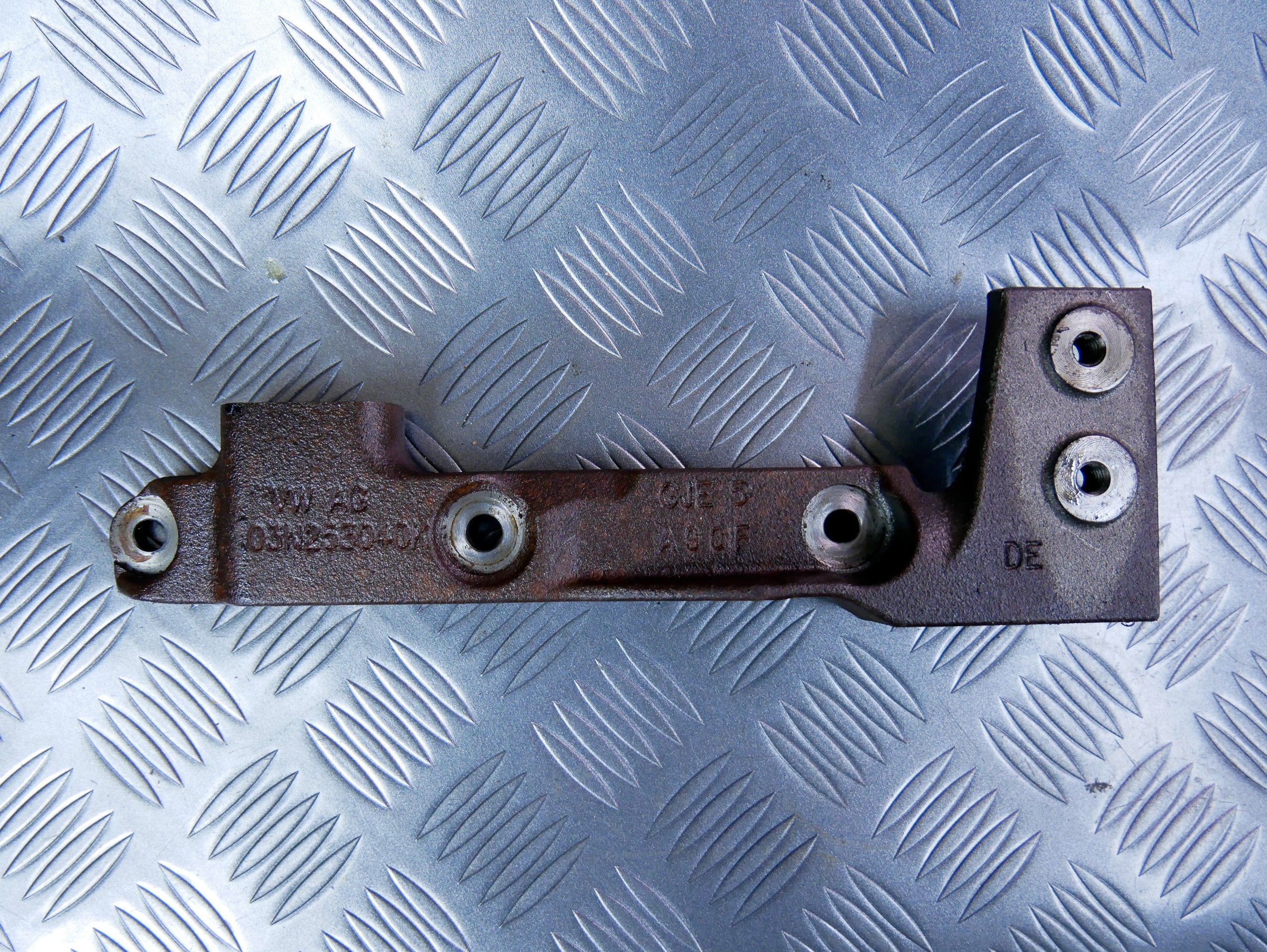 Wspornik mocowanie turbosprężarki 03N253040K VW CADDY IV 2.0 TDI