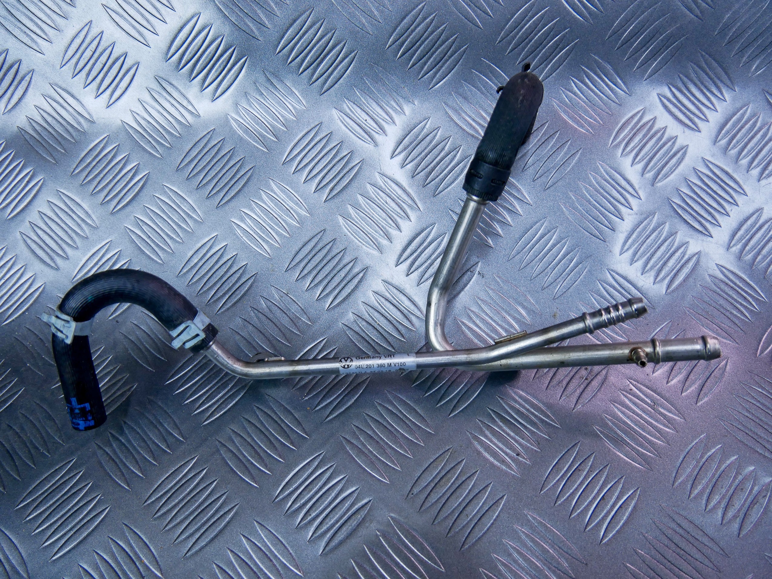 Rurka przewód paliwa 04L201360M VW CADDY IV 2.0 TDI