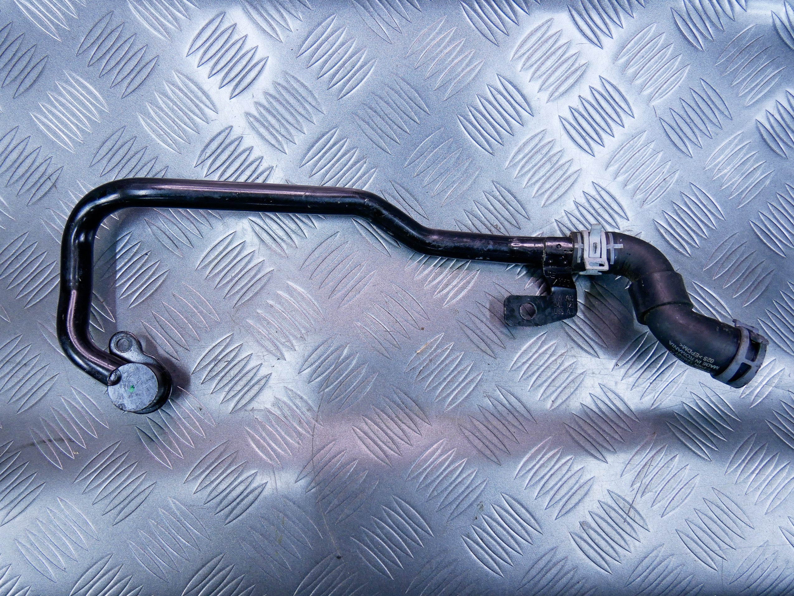 Rurka przewód wody 04L121065AJ VW CADDY IV 2.0 TDI