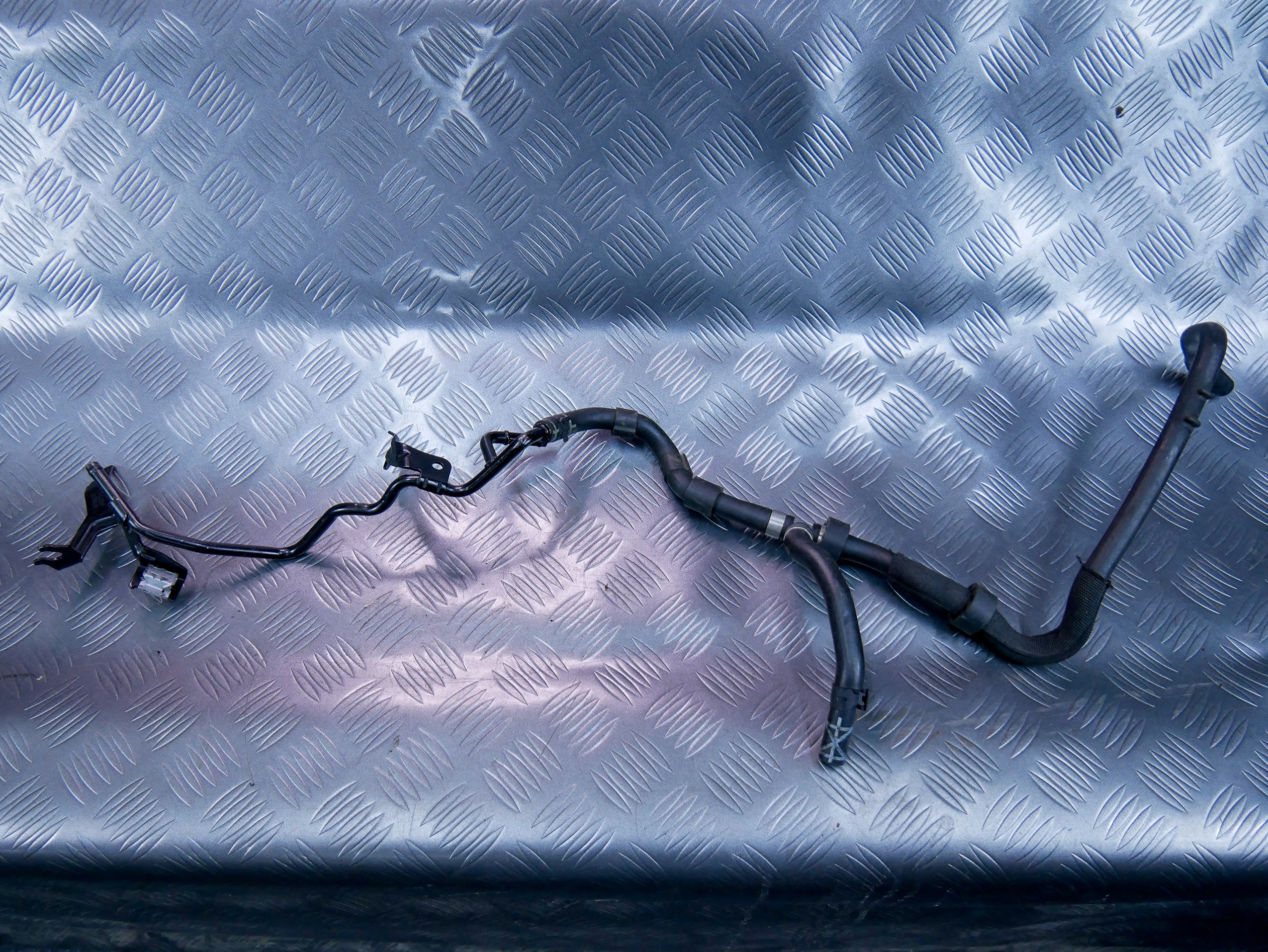 Rurka przewód wody 04L121070AB VW CADDY IV 2.0 TDI