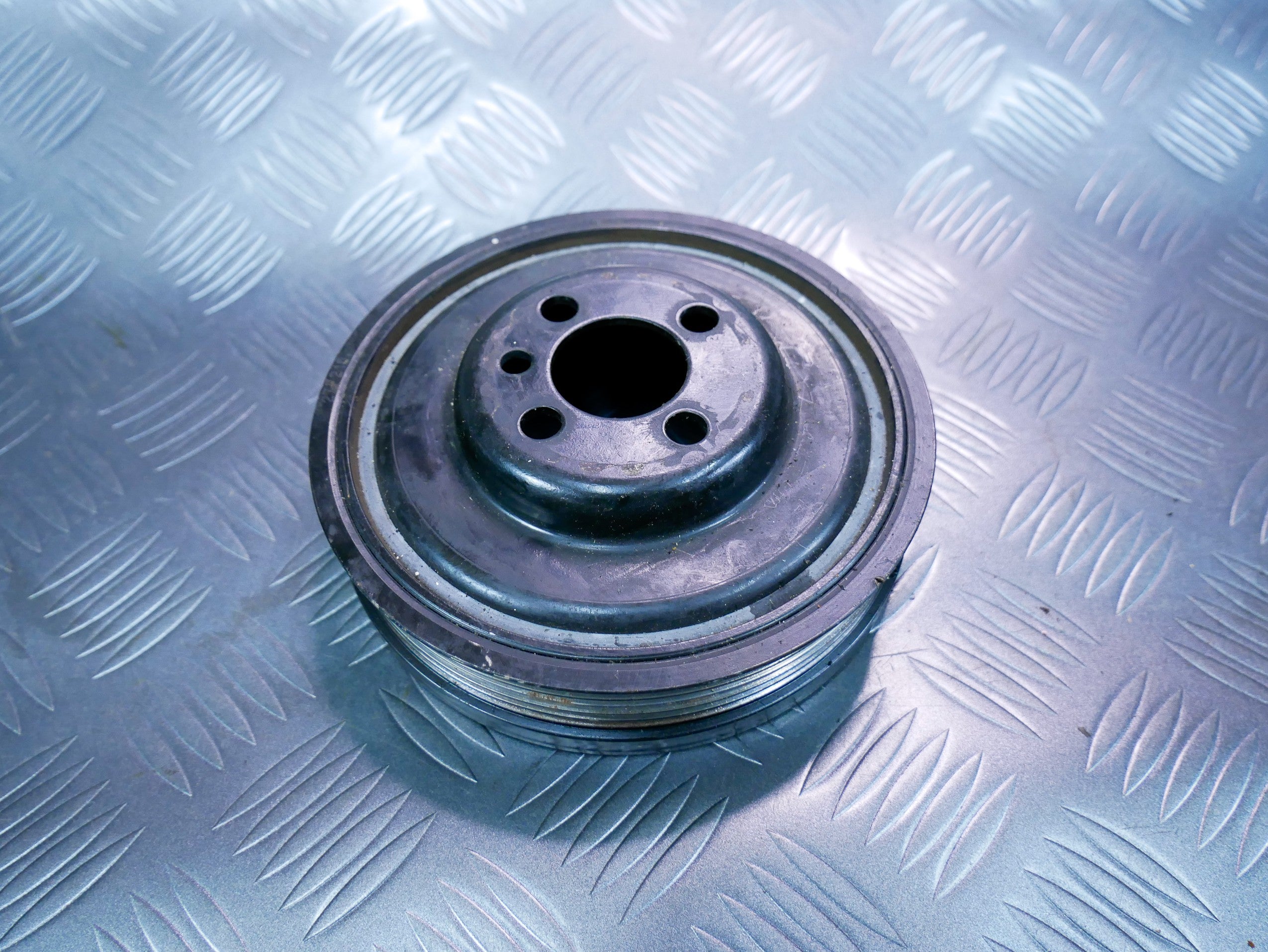 Koło pasowe wału 038105243M VW CADDY III 2.0 TDI