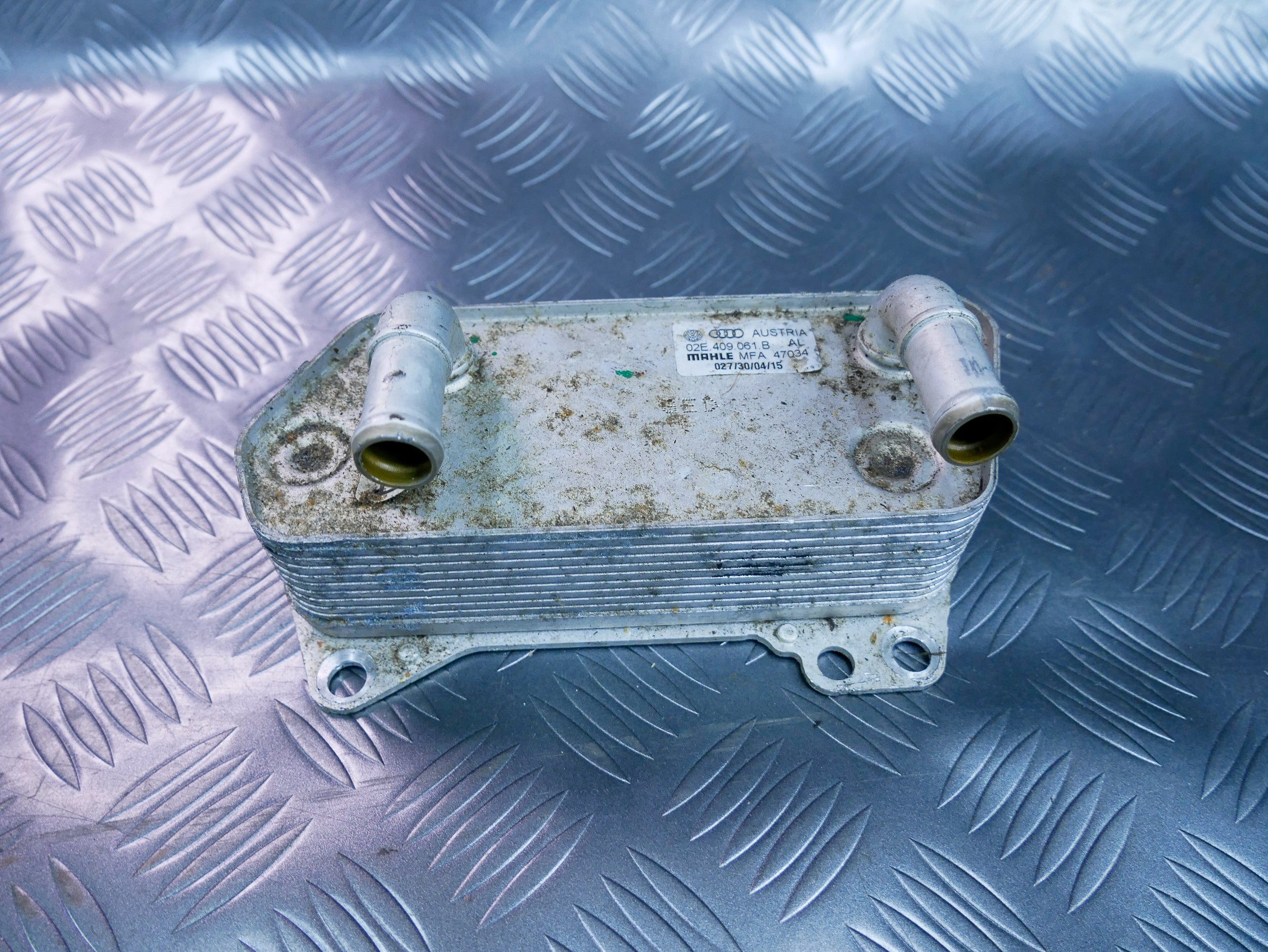 Chłodnica oleju 02E409061B VW CADDY III 2.0 TDI