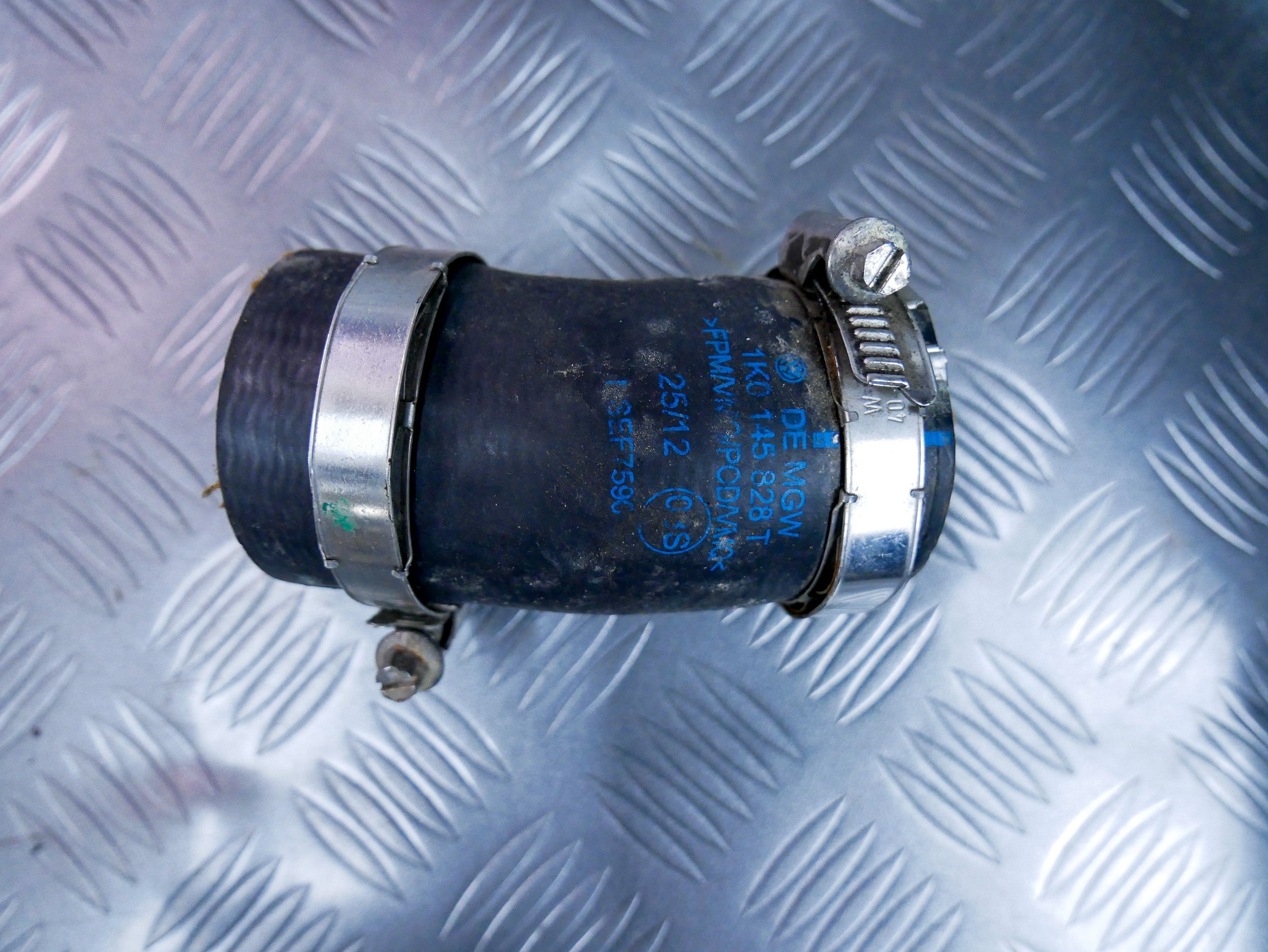 Rura wąż powietrza 1K0145828T VW CADDY III 2.0 TDI