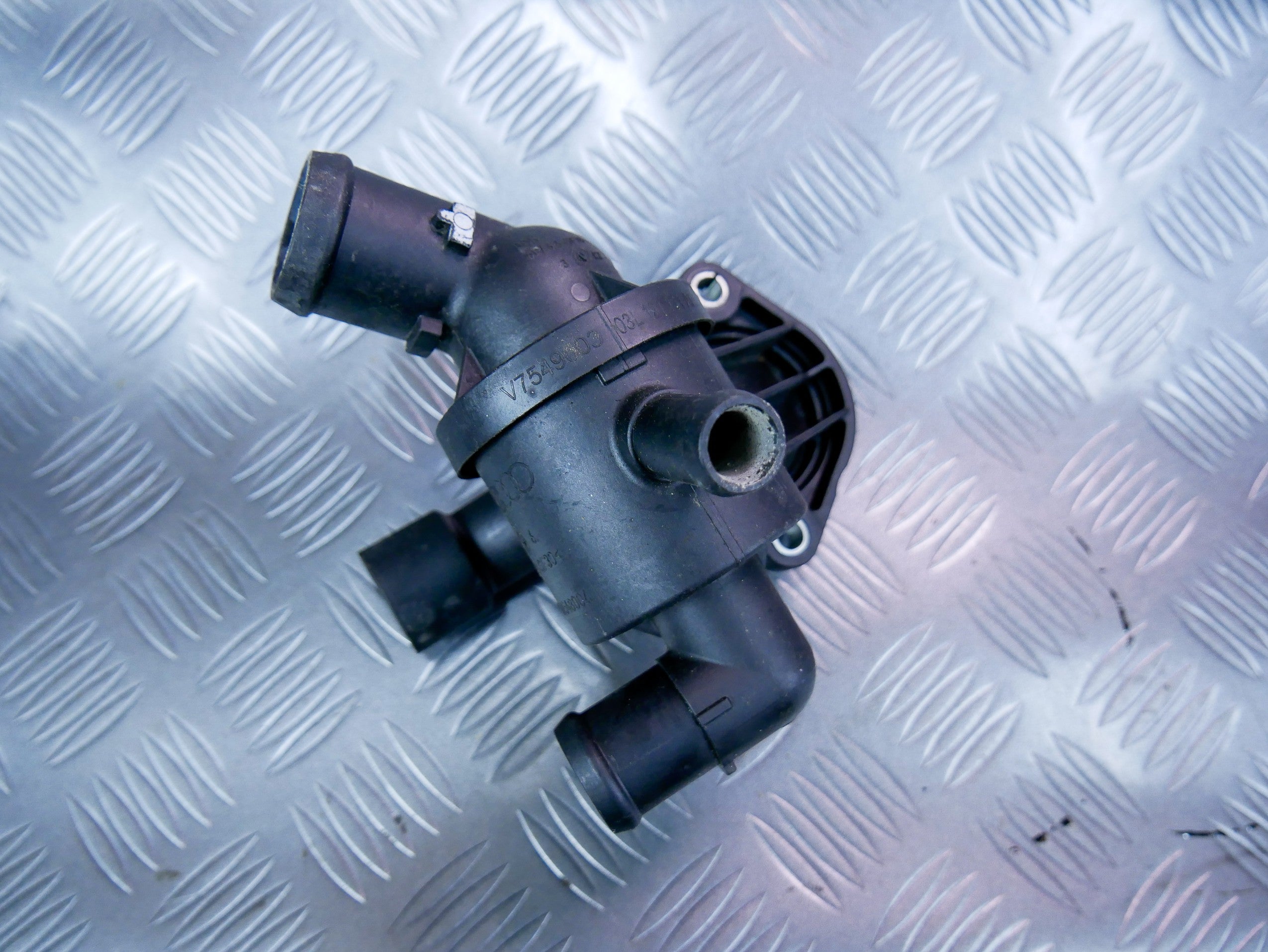 Obudowa termostatu termostat 03L121111AL VW CADDY III 2.0 TDI