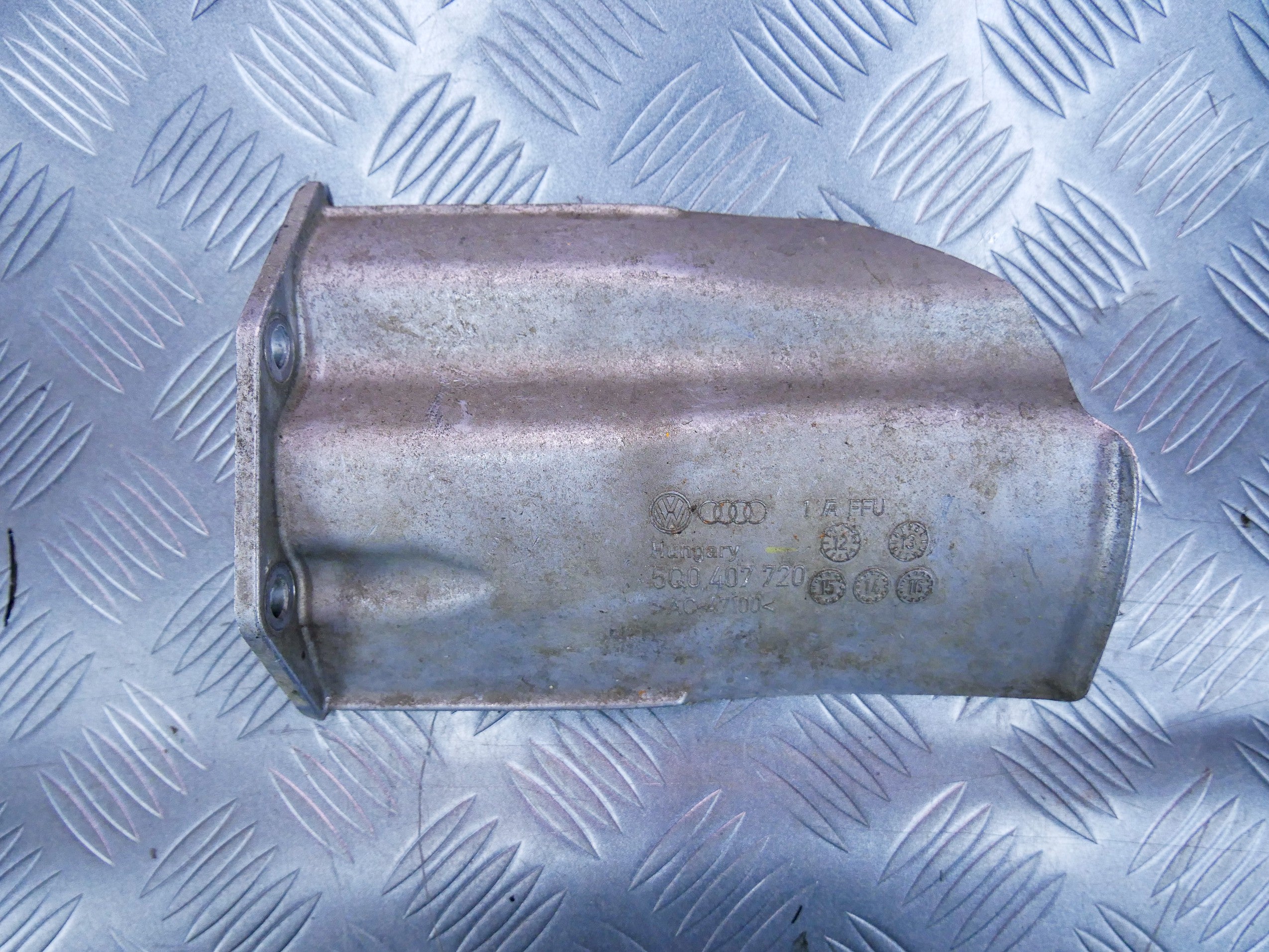 Osłona półosi przegubu 5Q0407720 VW CADDY III