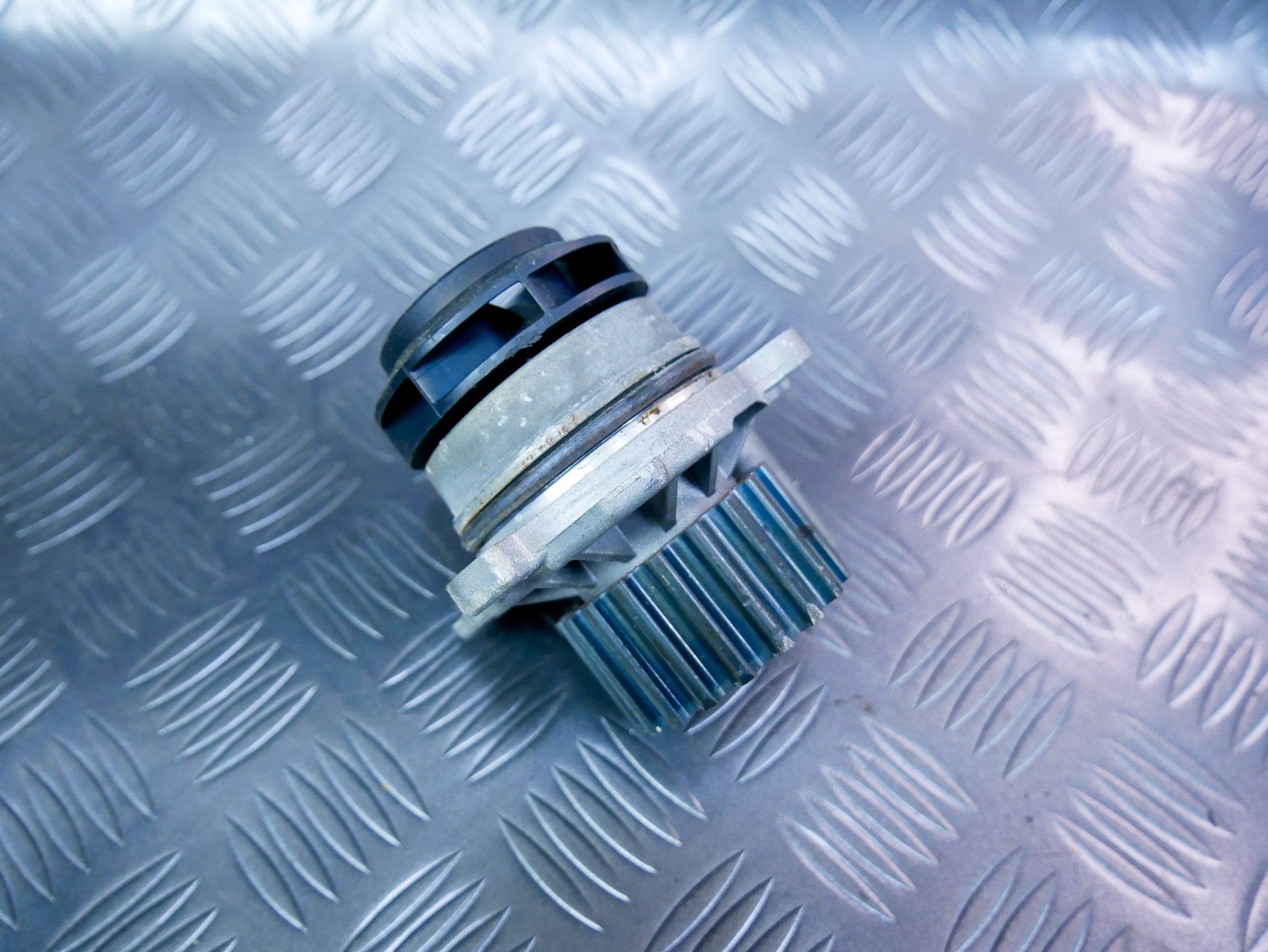 Pompa wody 03L121019 VW CADDY III 2.0 TDI