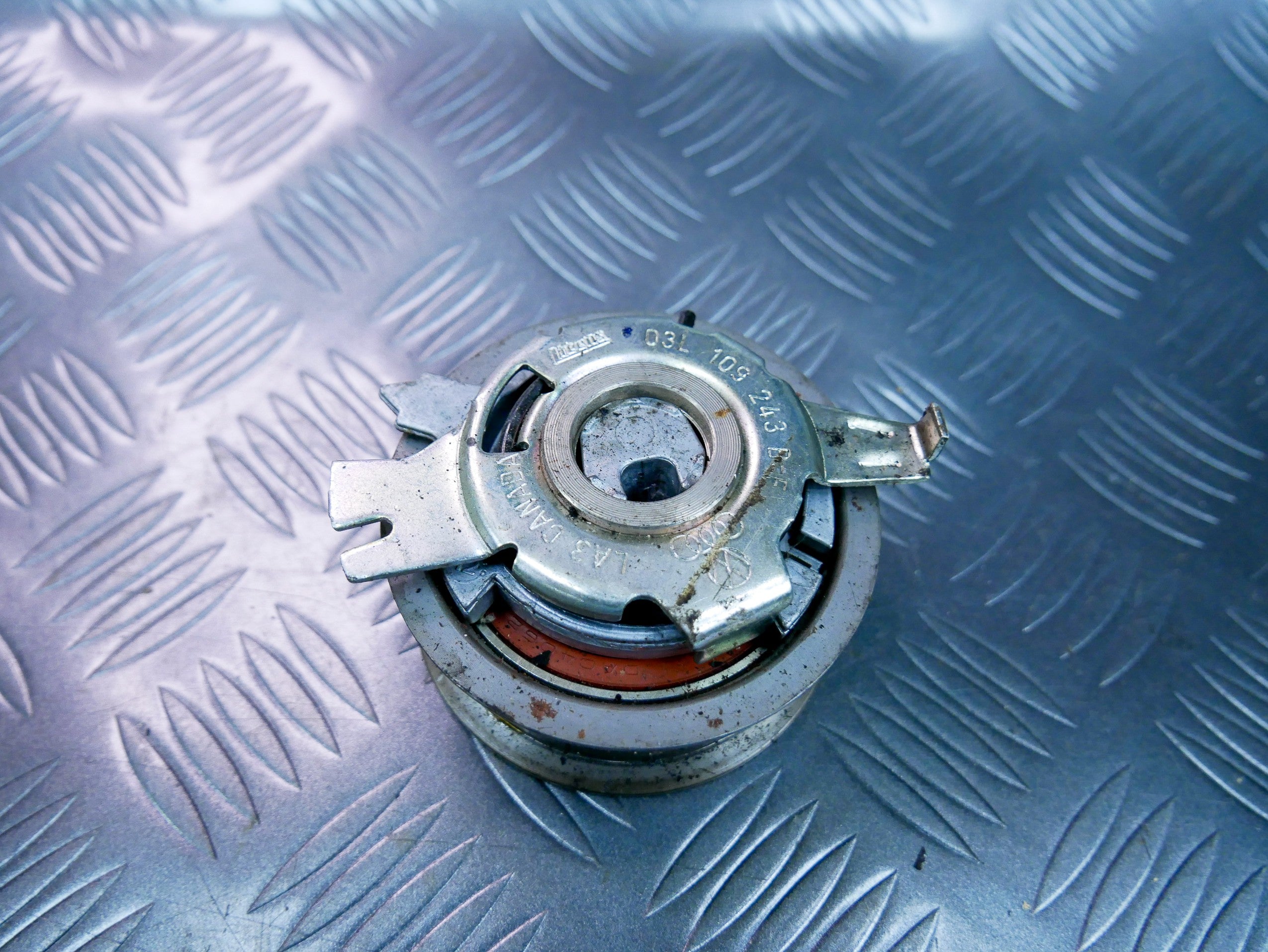 Rolka napinacz paska 03L109243B VW CADDY III 2.0 TDI