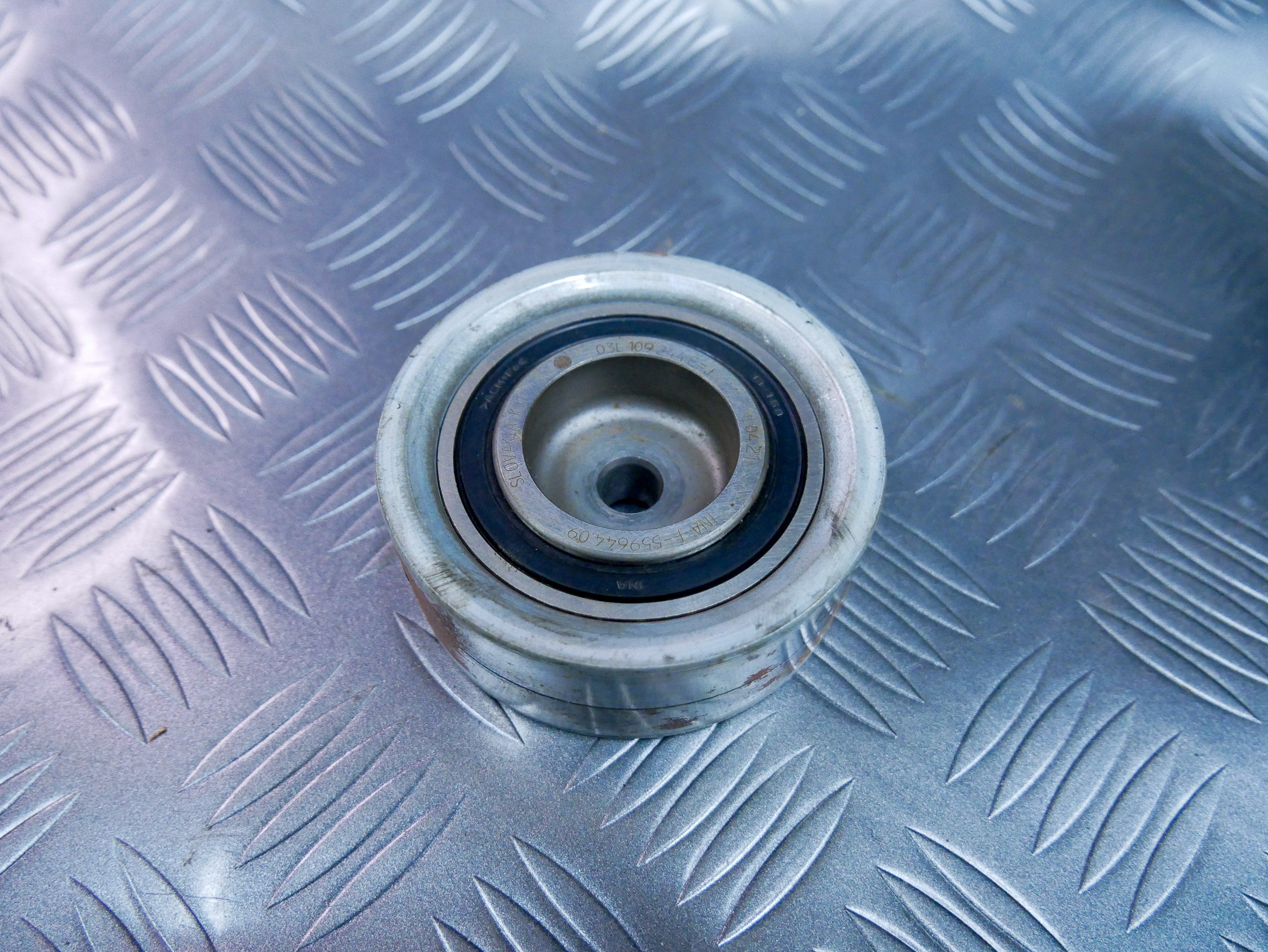 Rolka napinacz paska 03L109244E VW CADDY III 2.0 TDI