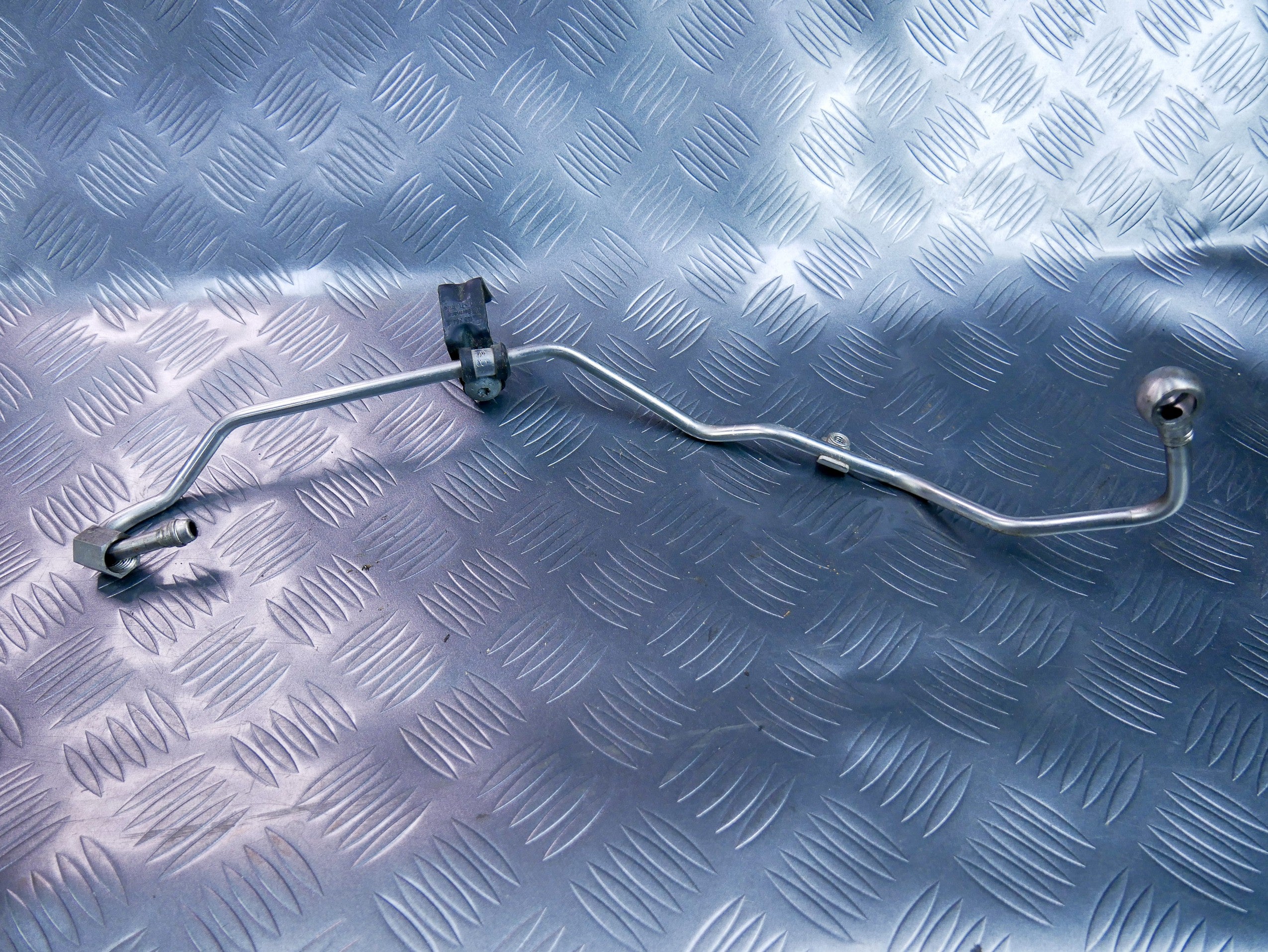 Rurka przewód olejowy turbiny 03L145771AN VW CADDY III 2.0 TDI