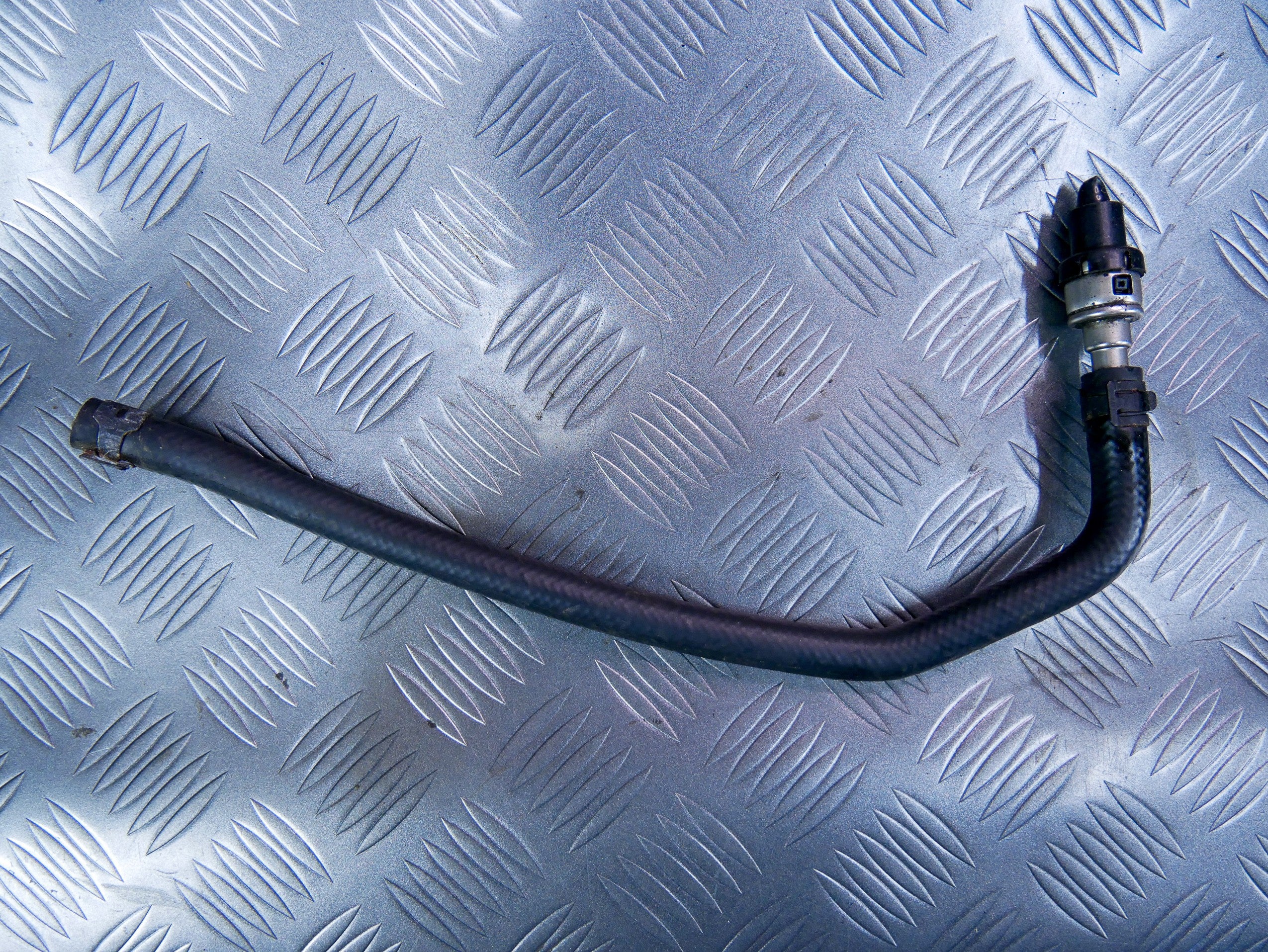 Rurka przewód wąż paliwa 1K0130295AJ VW CADDY IV 2.0 TDI