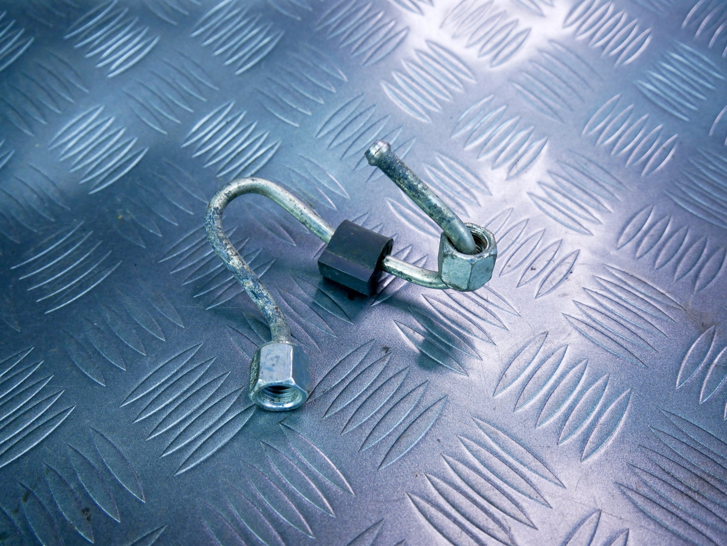 Rurka przewód paliwa 03L130301AM VW CADDY III 2.0 TDI