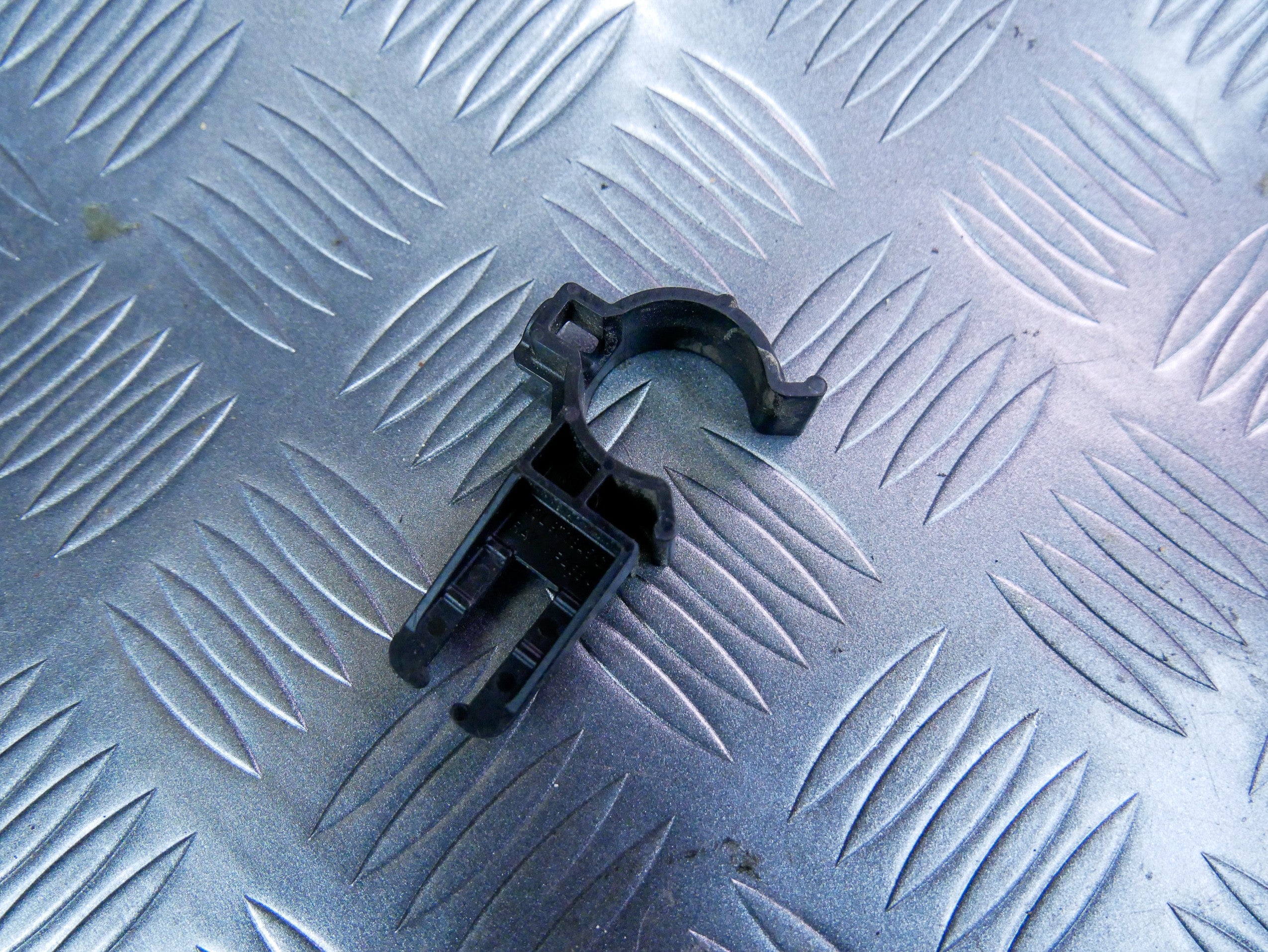 Uchwyt mocowanie wtyczki 03L971845C VW CADDY III 2.0 TDI