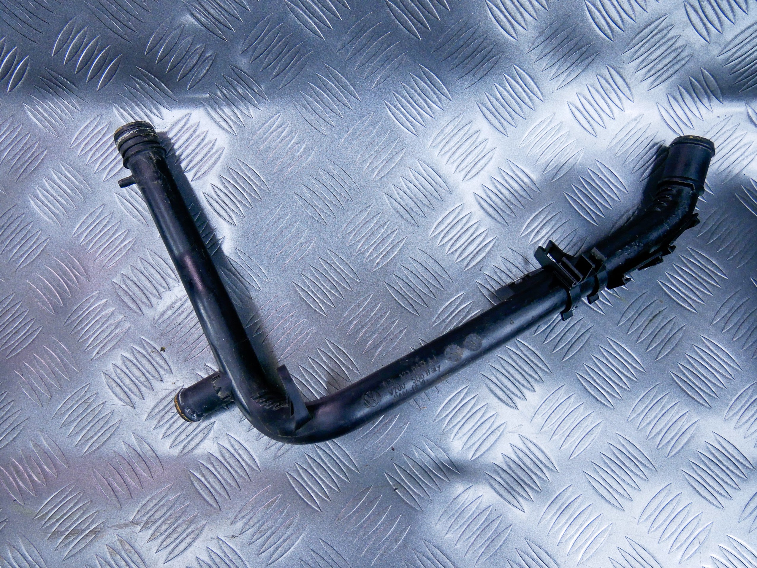 Rurka przewód wody 03L121065AJ VW CADDY III 2.0 TDI