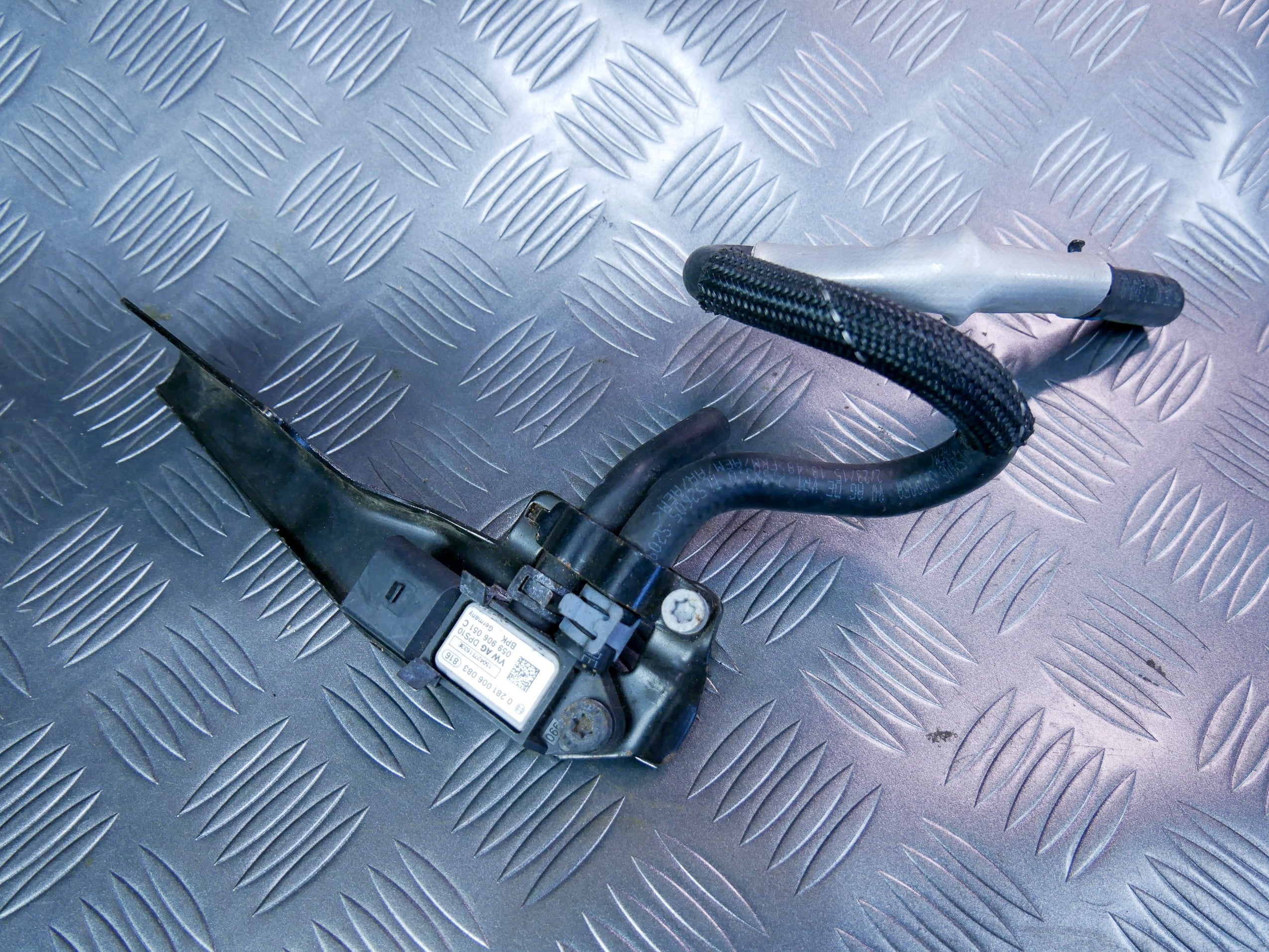 Mocowanie czujnik przewód podciśnienia 5T0131552B VW CADDY IV 2.0 TDI