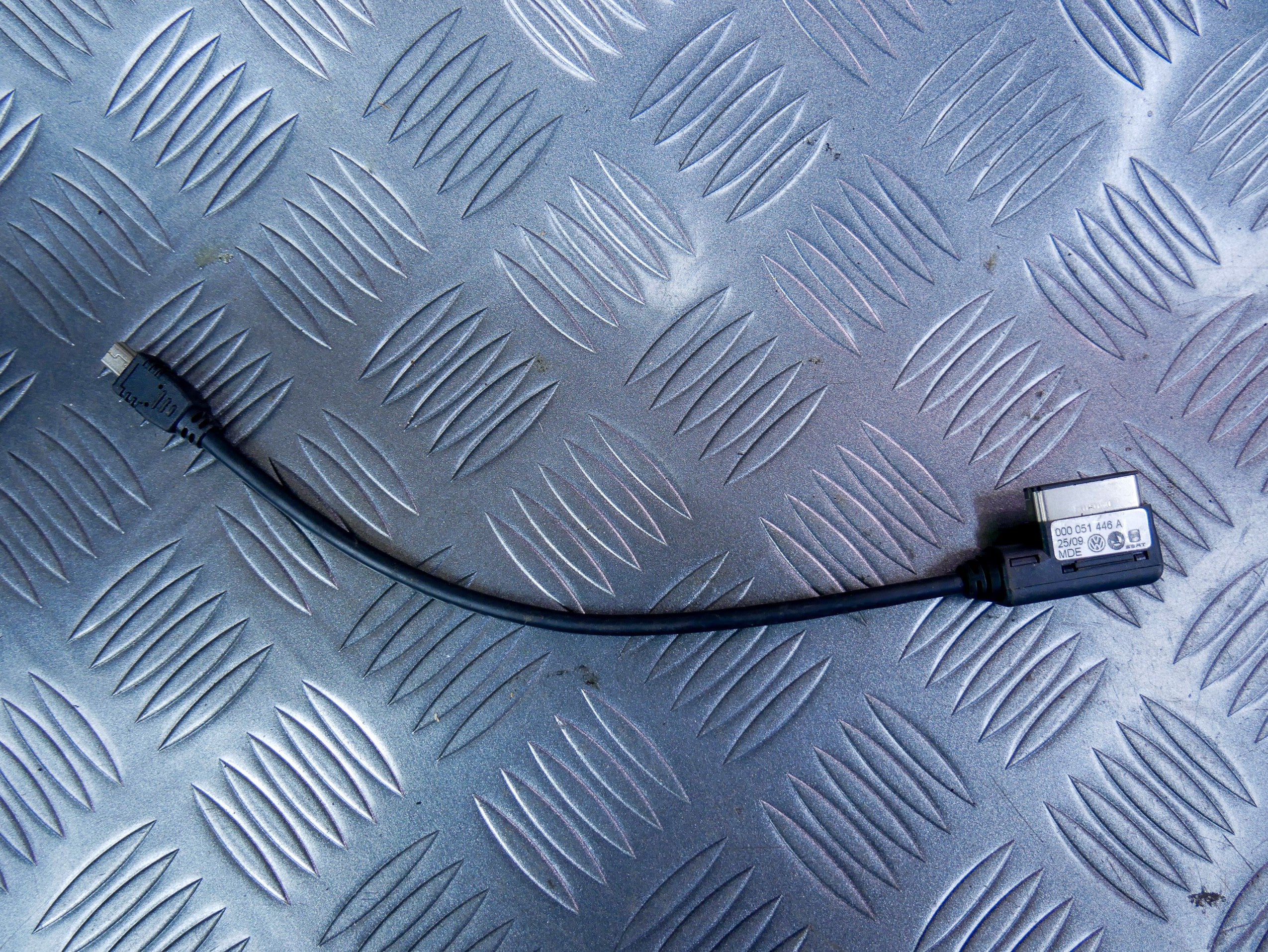 Kabel przewód adapter iPhone 000051446A VW CADDY III