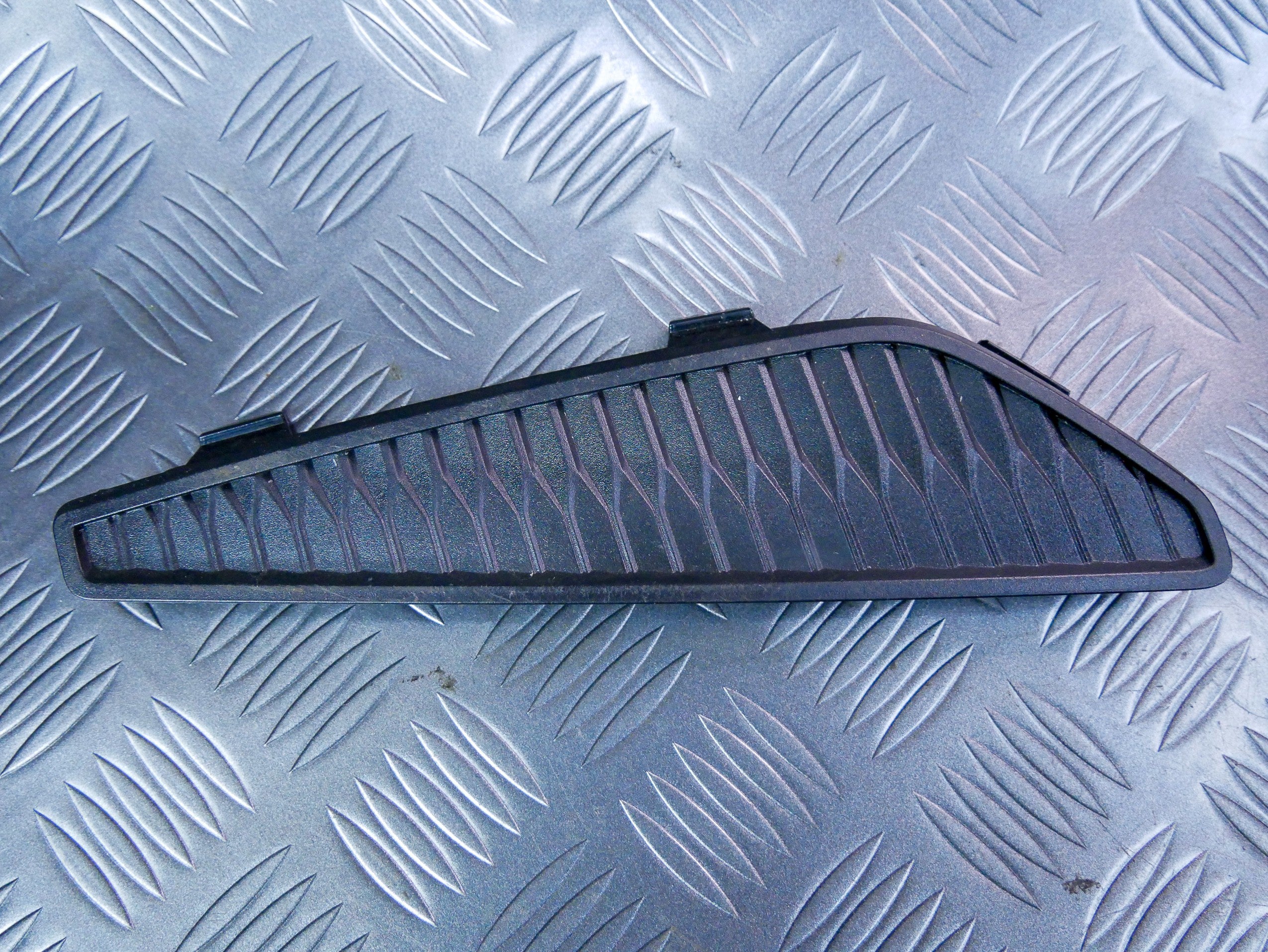 Kratka zaślepka zderzaka przód lewa 85H807681A AUDI Q6 E-TRON