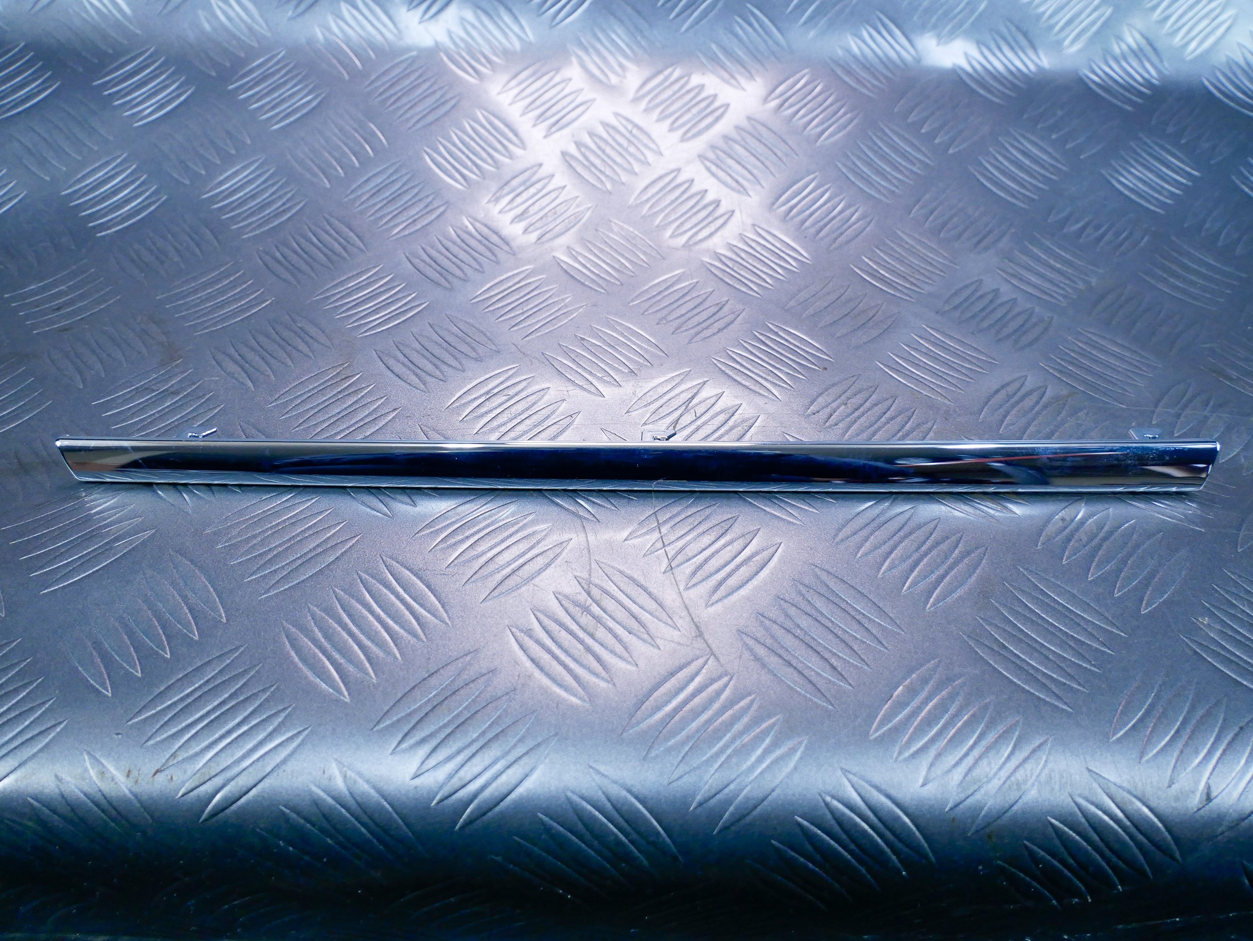 Listwa zderzaka chrom przód 99.728.300 MERCEDES C-KLASA W204