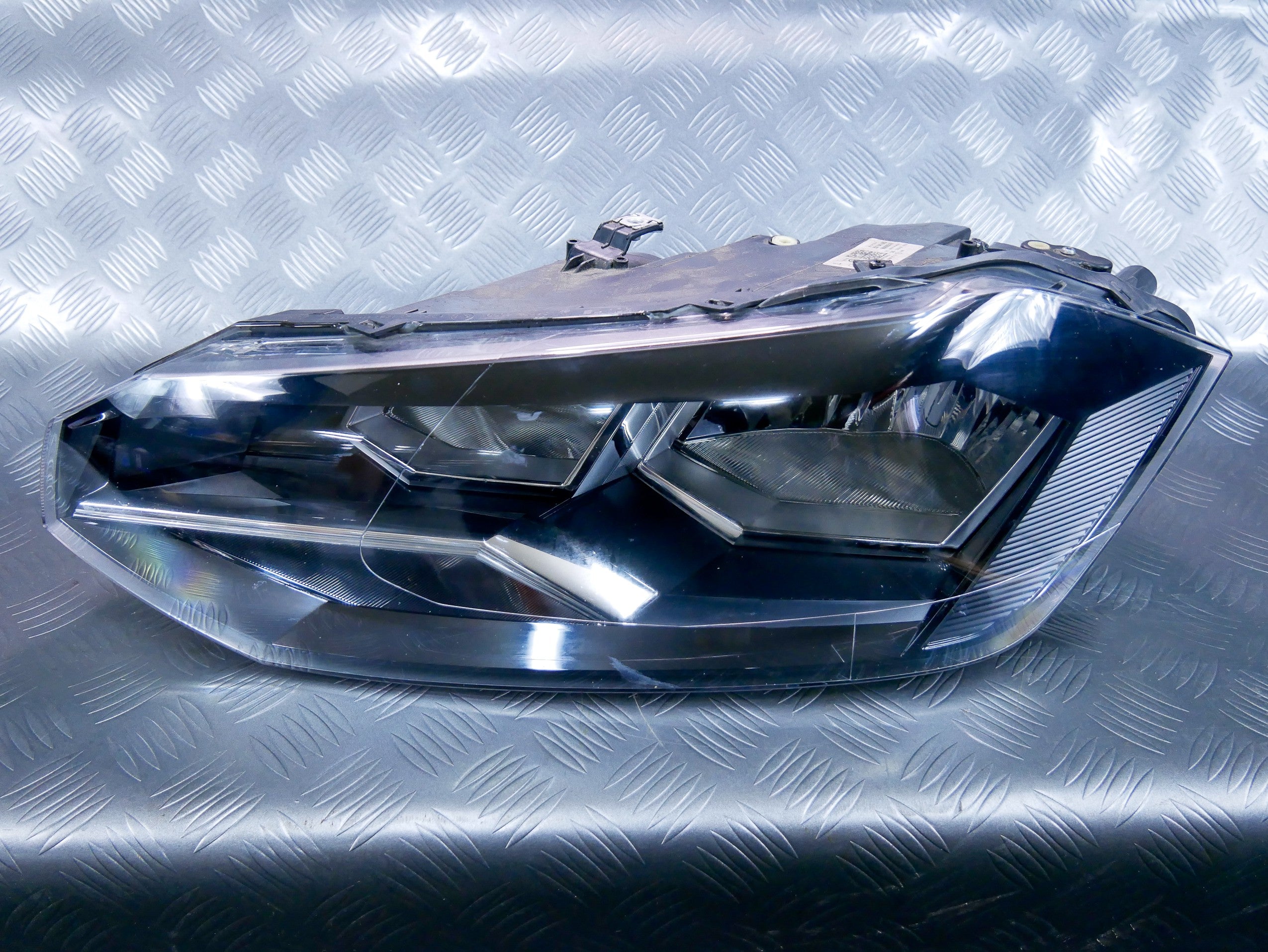 Lampa przód przednia lewa zwykła 2G1941005 VW POLO VI 2G