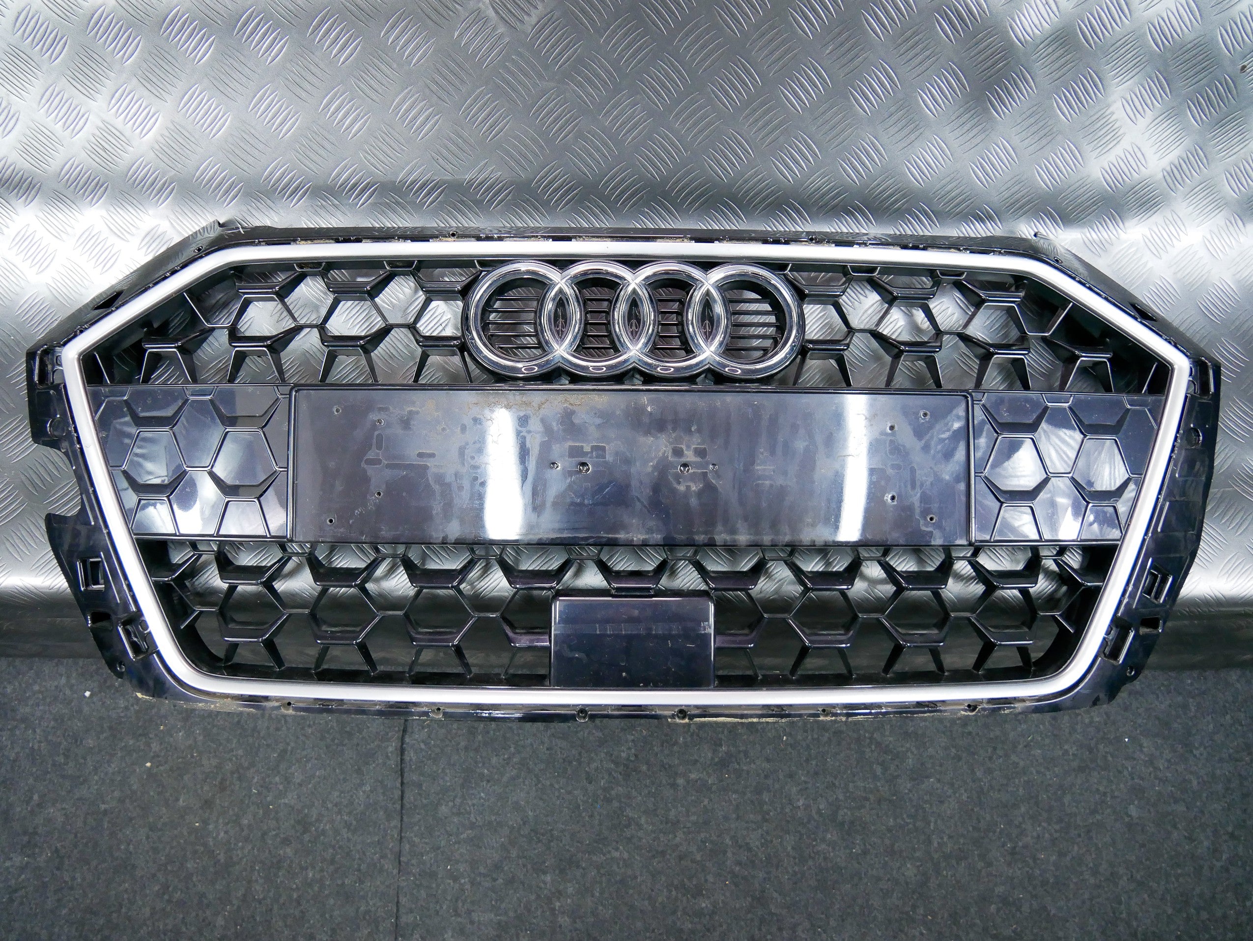 Grill atrapa chłodnicy 82A853651B AUDI A1 II 82A