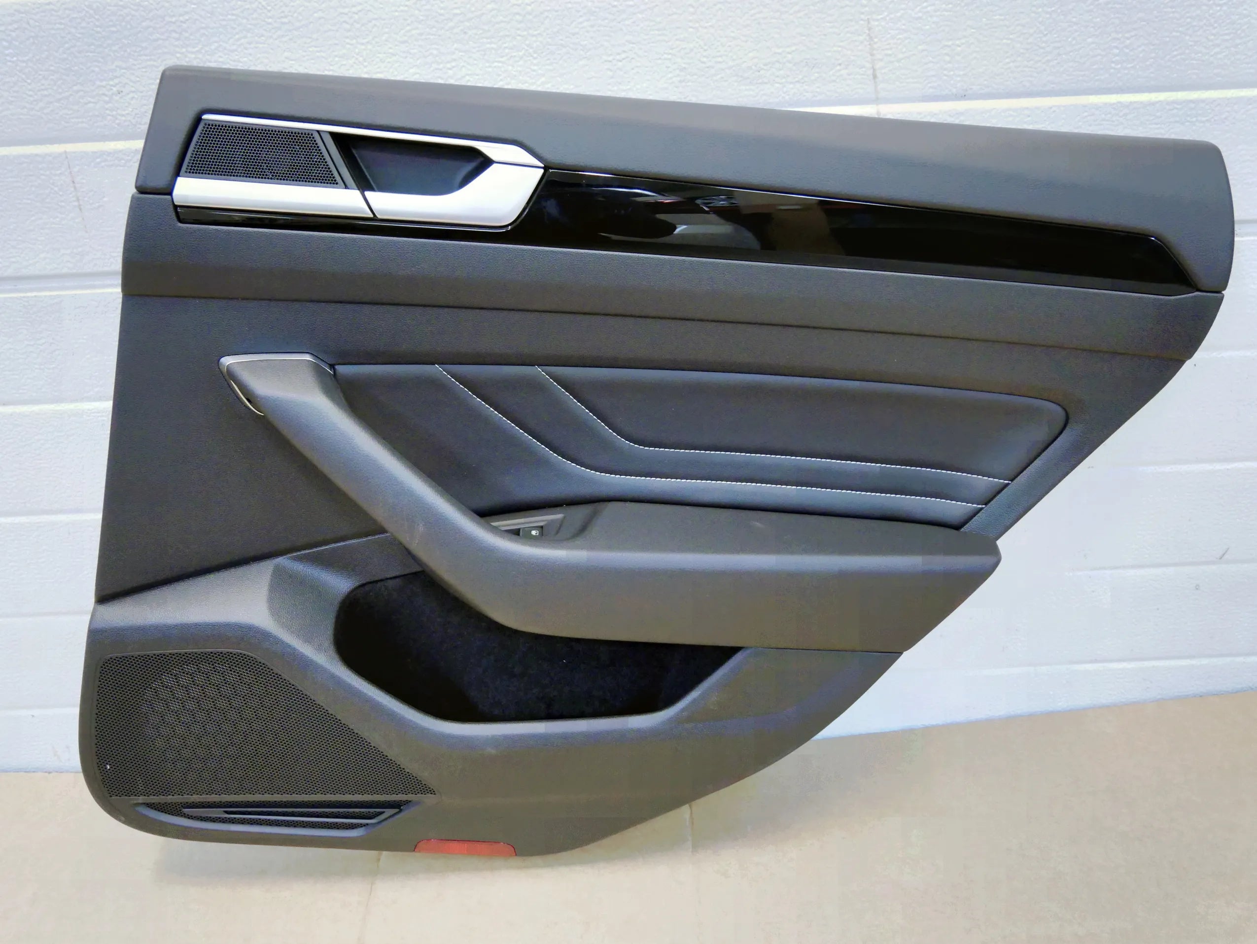 Tapicerka boczek drzwi tył tylny prawy skóra 3G8868116B VW ARTEON