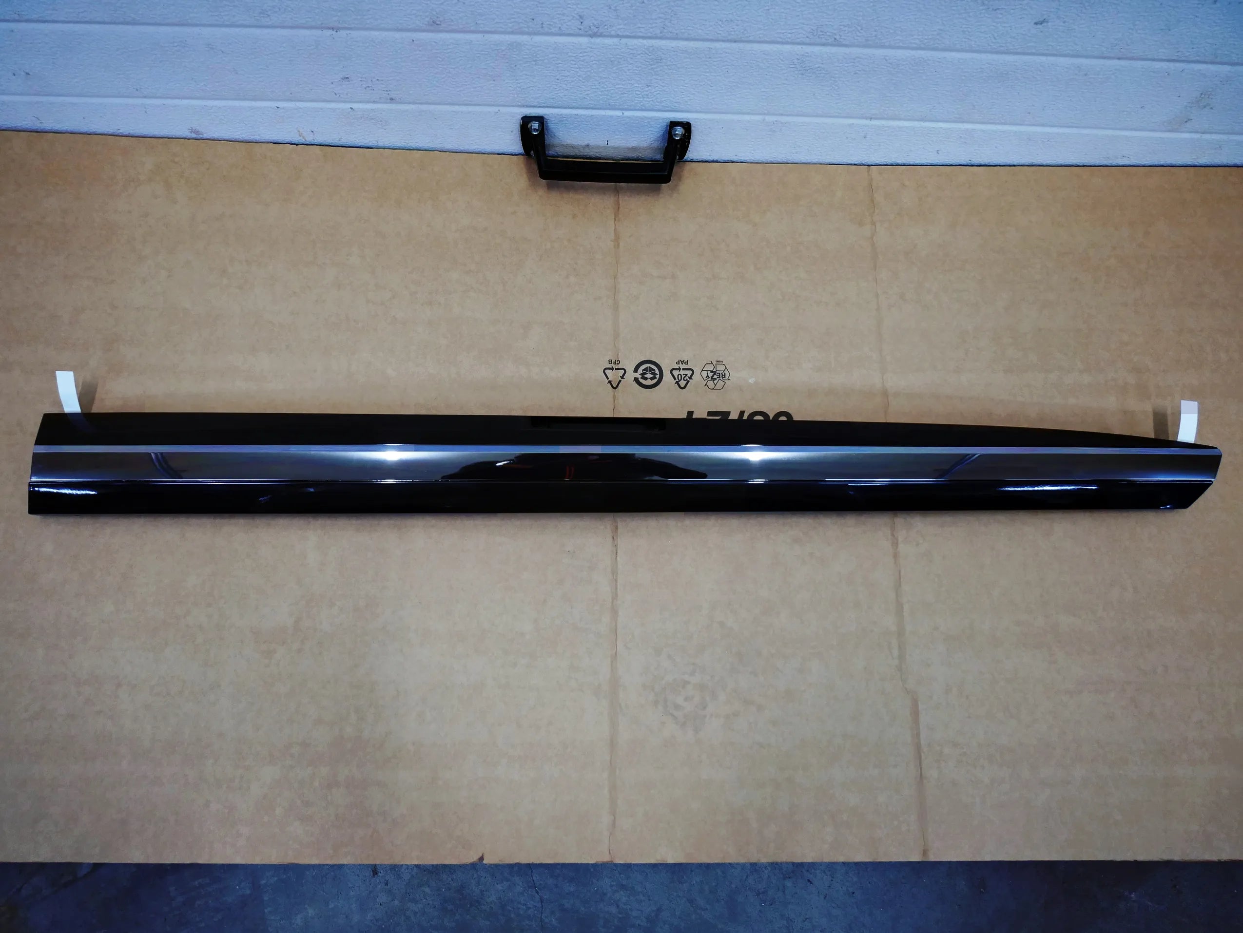 Listwa dolna drzwi przód przednia prawa 3G8854880B LB7R VW ARTEON