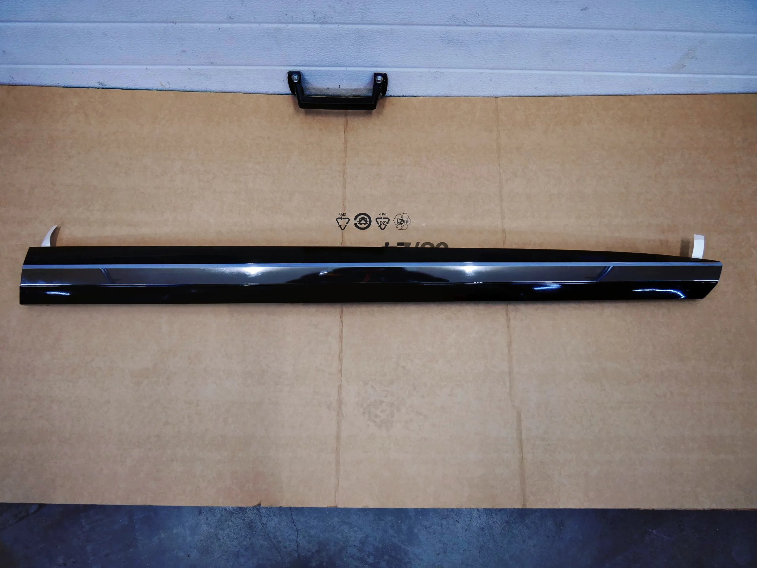 Listwa dolna drzwi przód przednia prawa 3G8854880B LC9X VW ARTEON