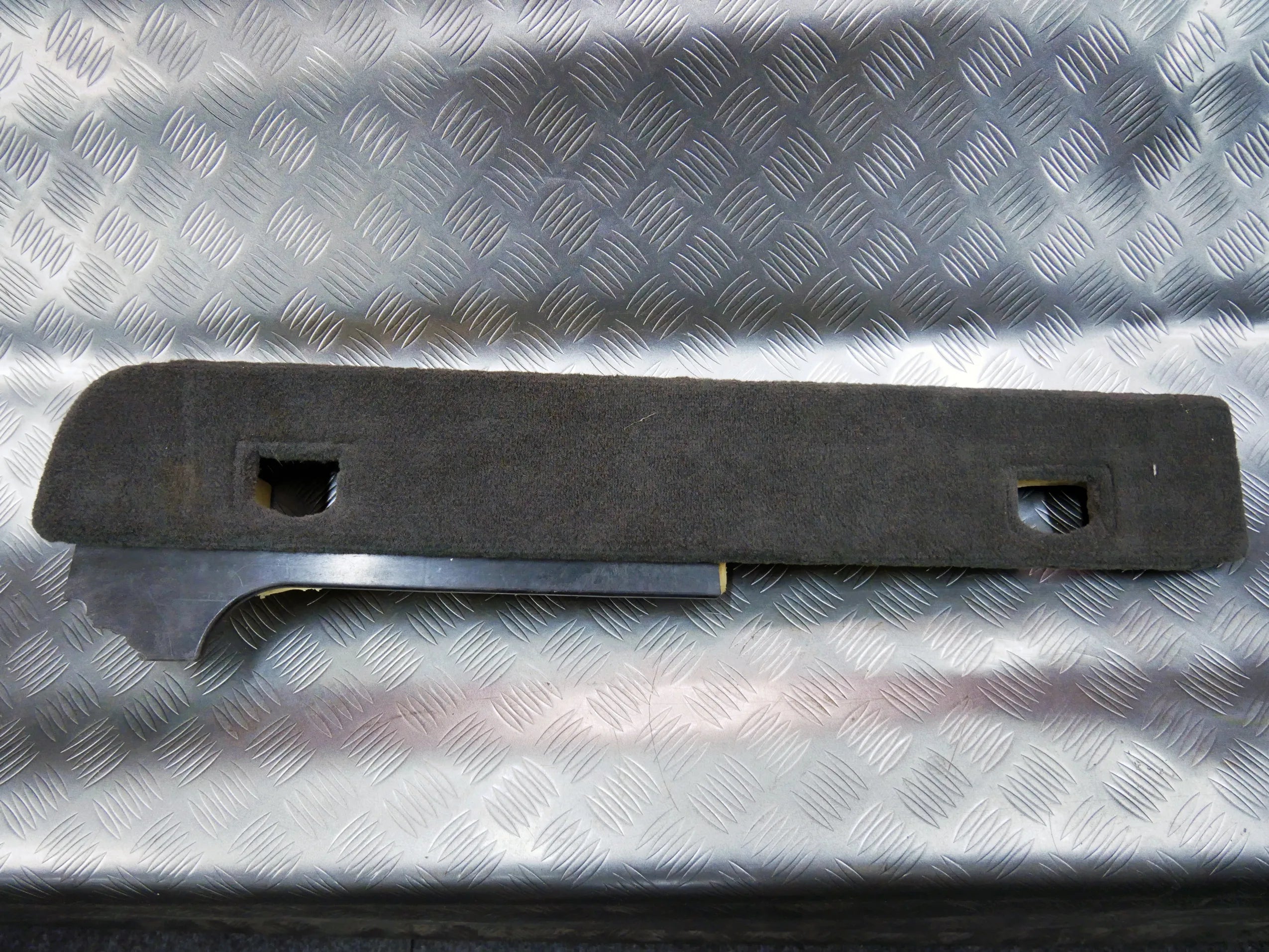 Osłona tapicerka listwa bagażnika lewa 7L6863527G VW TOUAREG 7L