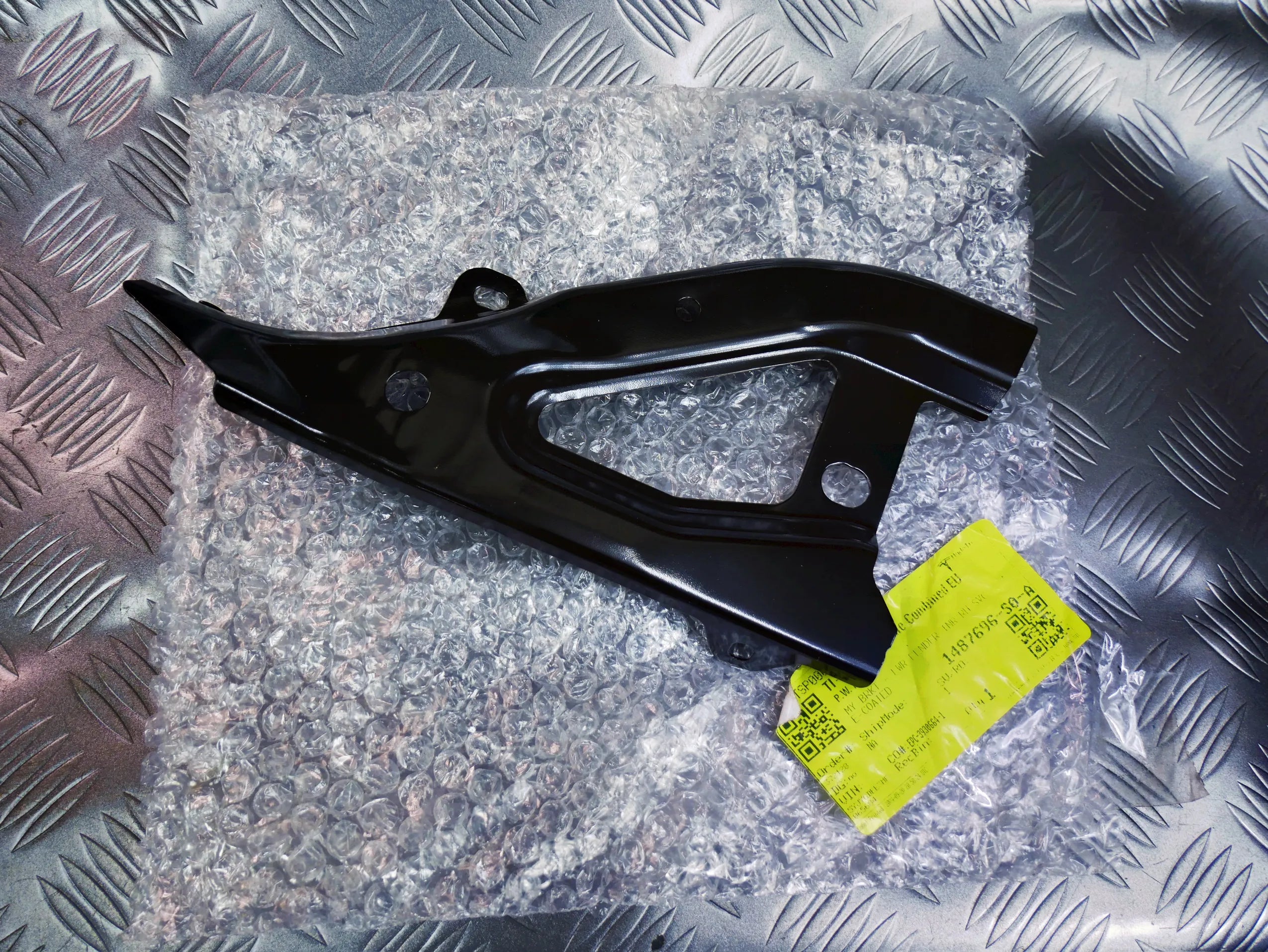 OEM Wspornik mocowanie błotnika przód prawy 1487696-S0-A TESLA MODEL Y