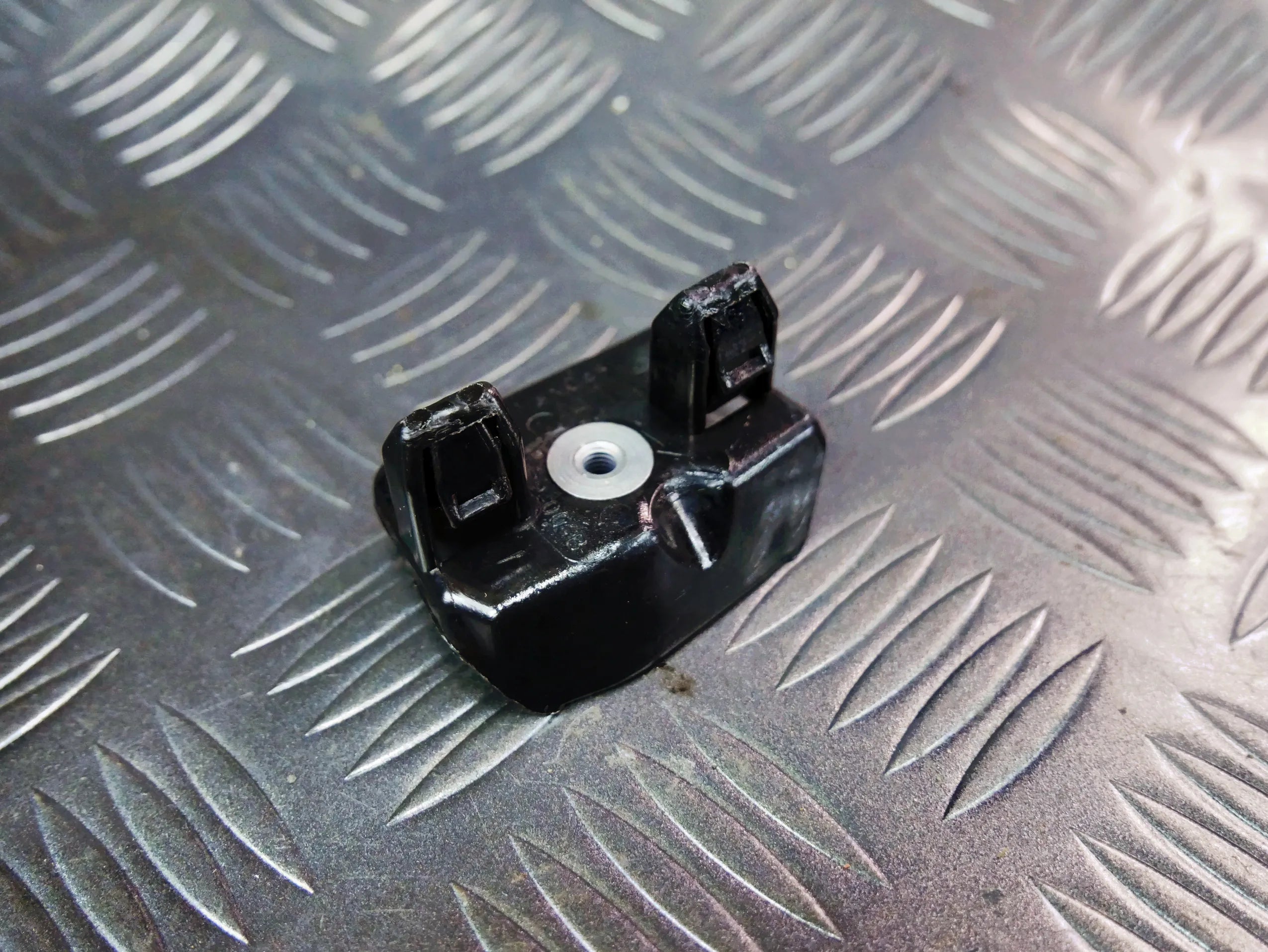 Ślizg mocowanie zderzaka przód lewe 1493772-00-B TESLA MODEL Y