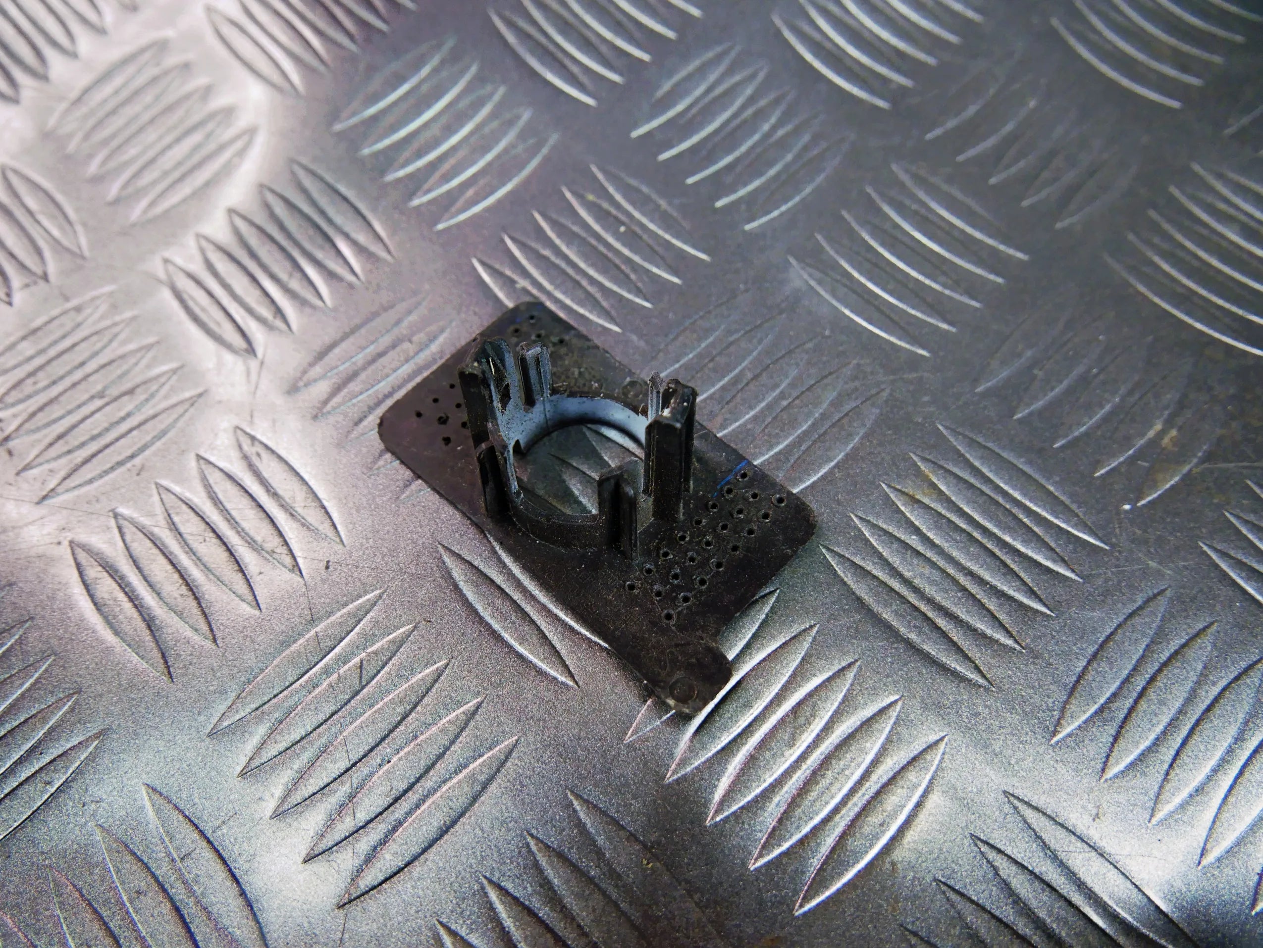 Mocowanie koszyk czujnika PDC przód 1493758-00-A TESLA MODEL Y