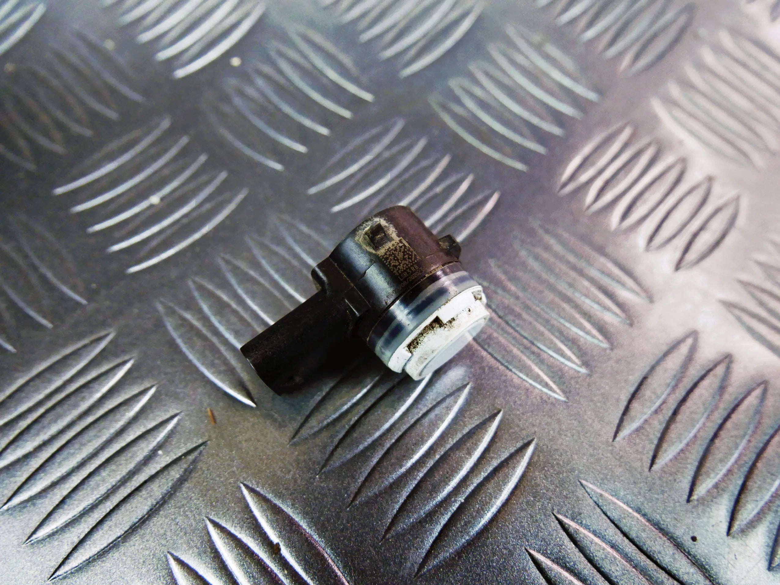 Czujnik parkowania PDC środkowy 1127503-11-D TESLA MODEL Y