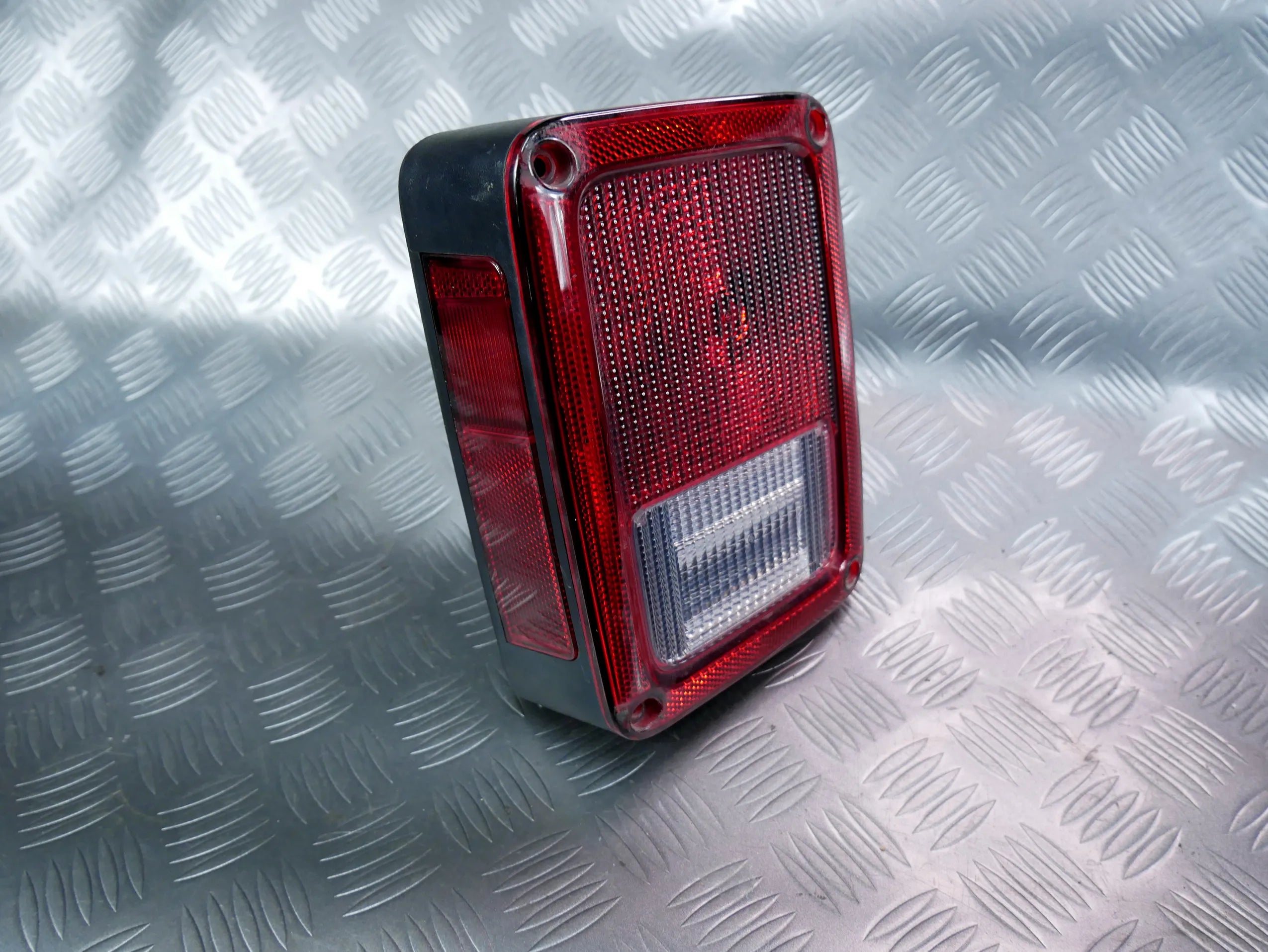 OEM lampa tył tylna lewa USA 55077891AH JEEP WRANGLER JK JKU