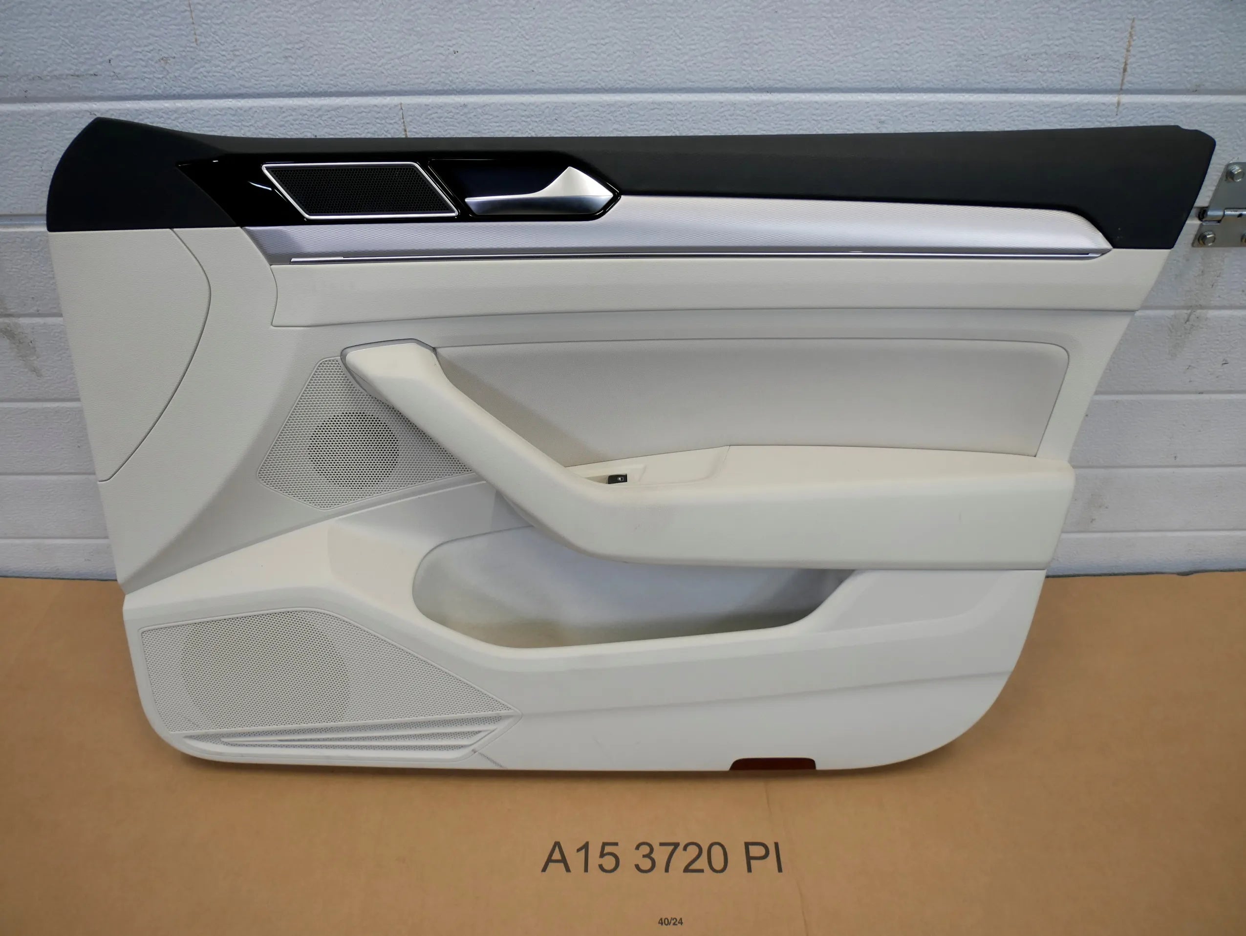 Tapicerka boczek drzwi przód przedni prawy beżowy skóra VW PASSAT B8