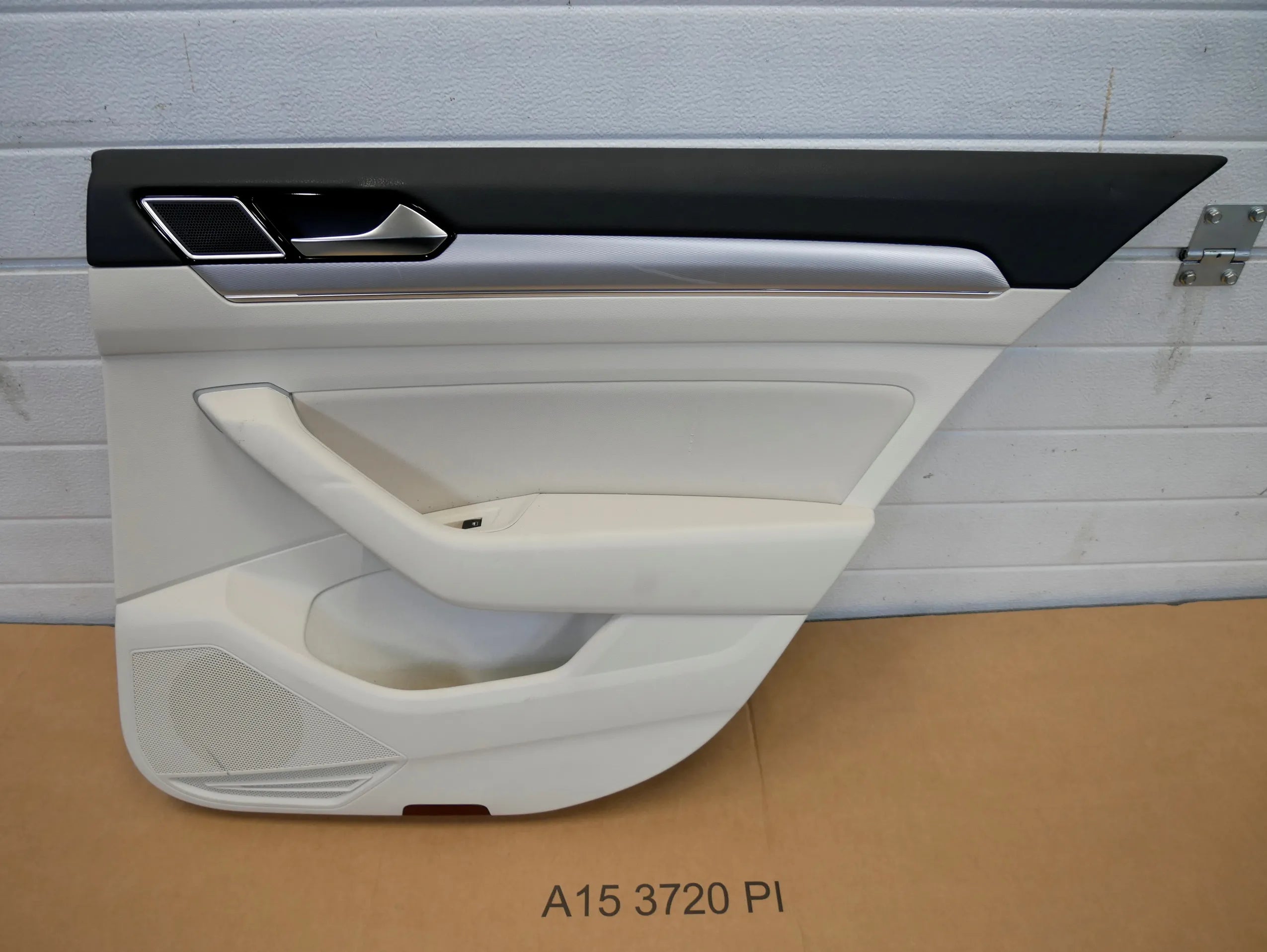 Tapicerka boczek drzwi tył tylny prawy beżowy skóra VW PASSAT B8