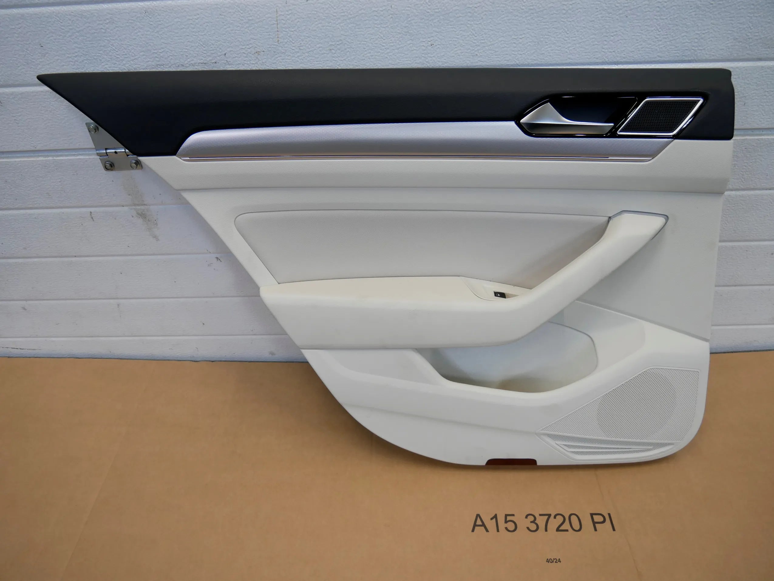 Tapicerka boczek drzwi tył tylny lewy beżowy skóra VW PASSAT B8